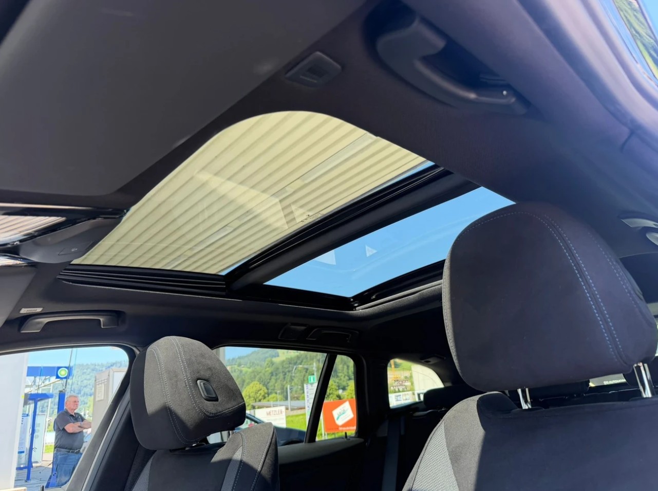 BMW 330i Touring xDrive Steptronic M Sport *Elektr. Anhängerkupplung**Panoramadach**Shadow-Line**Live Cockpit**245PS**Modell 2025*-image-8
