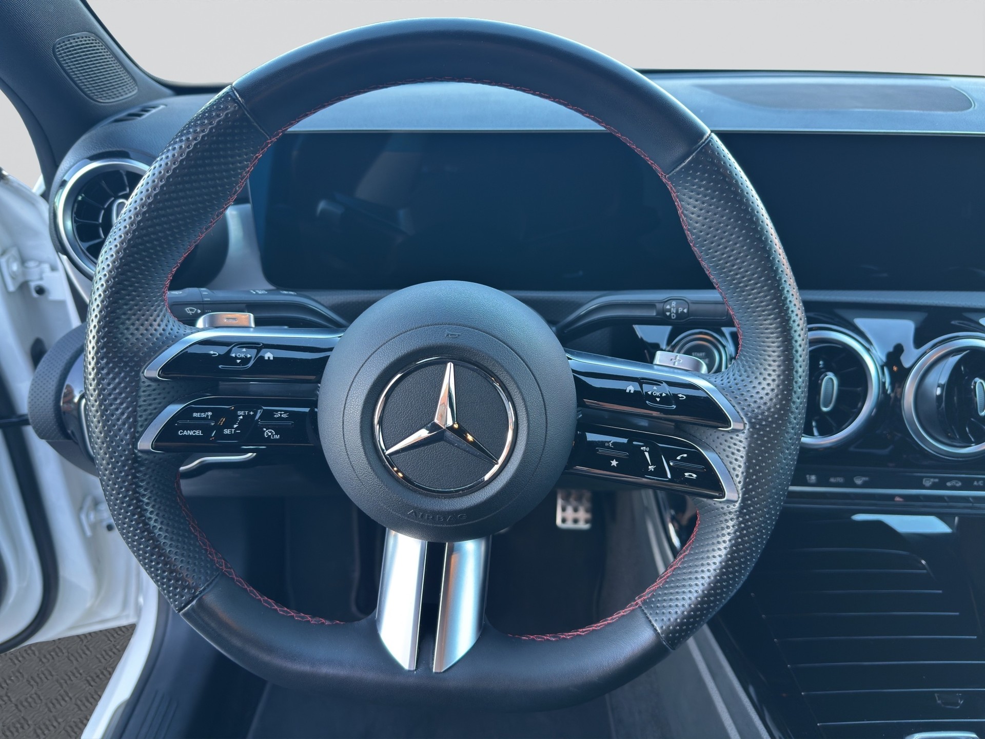 MERCEDES-BENZ A 180 7G-DCT AMG Line-image-10