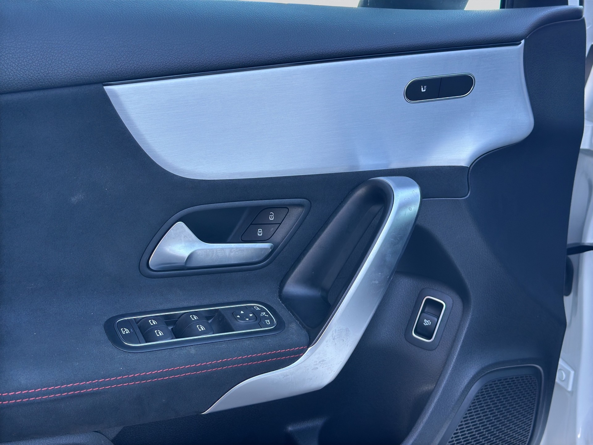 MERCEDES-BENZ A 180 7G-DCT AMG Line-image-9