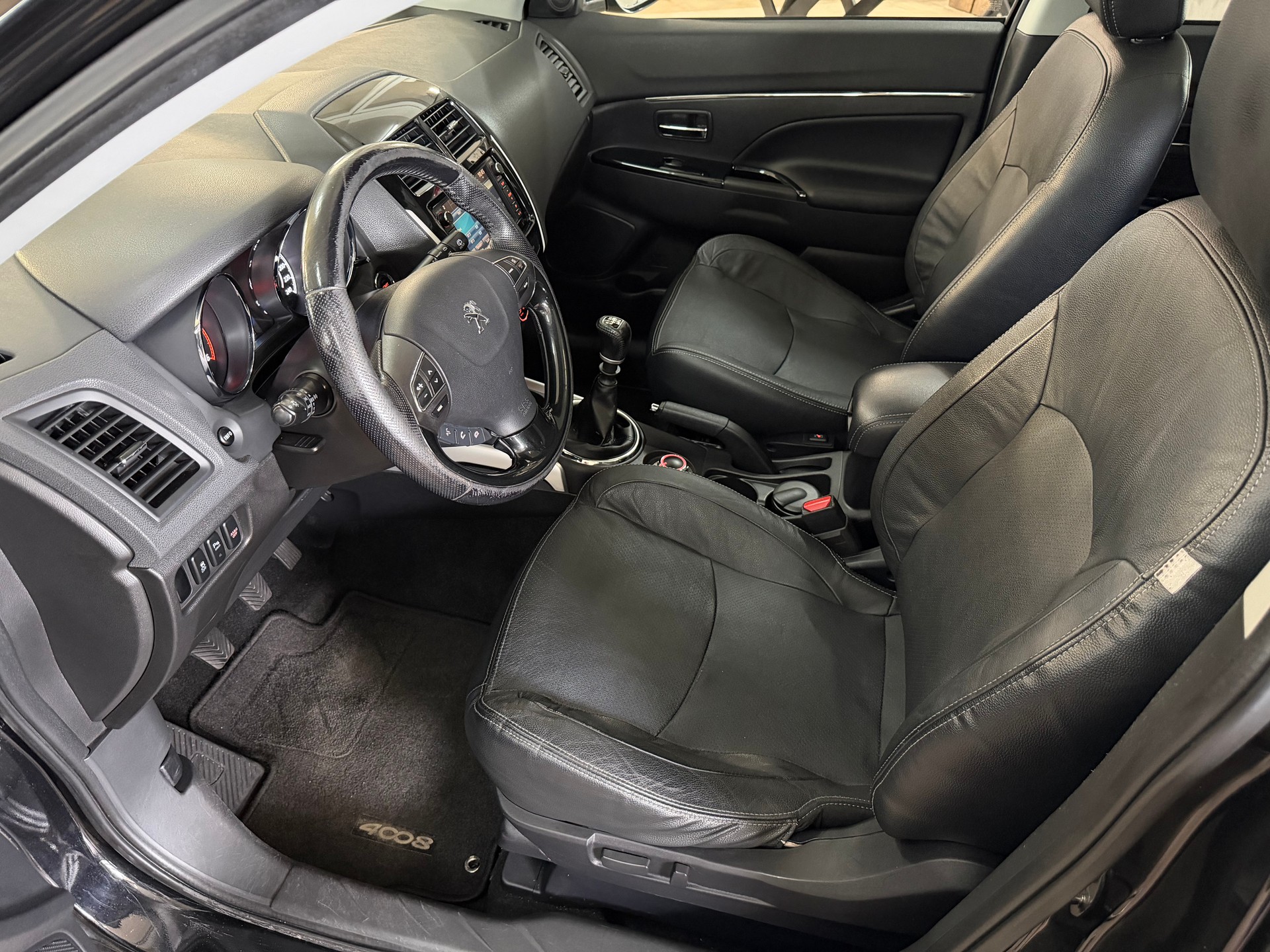 PEUGEOT 4008 1.8 HDi Allure 4WD-image-9