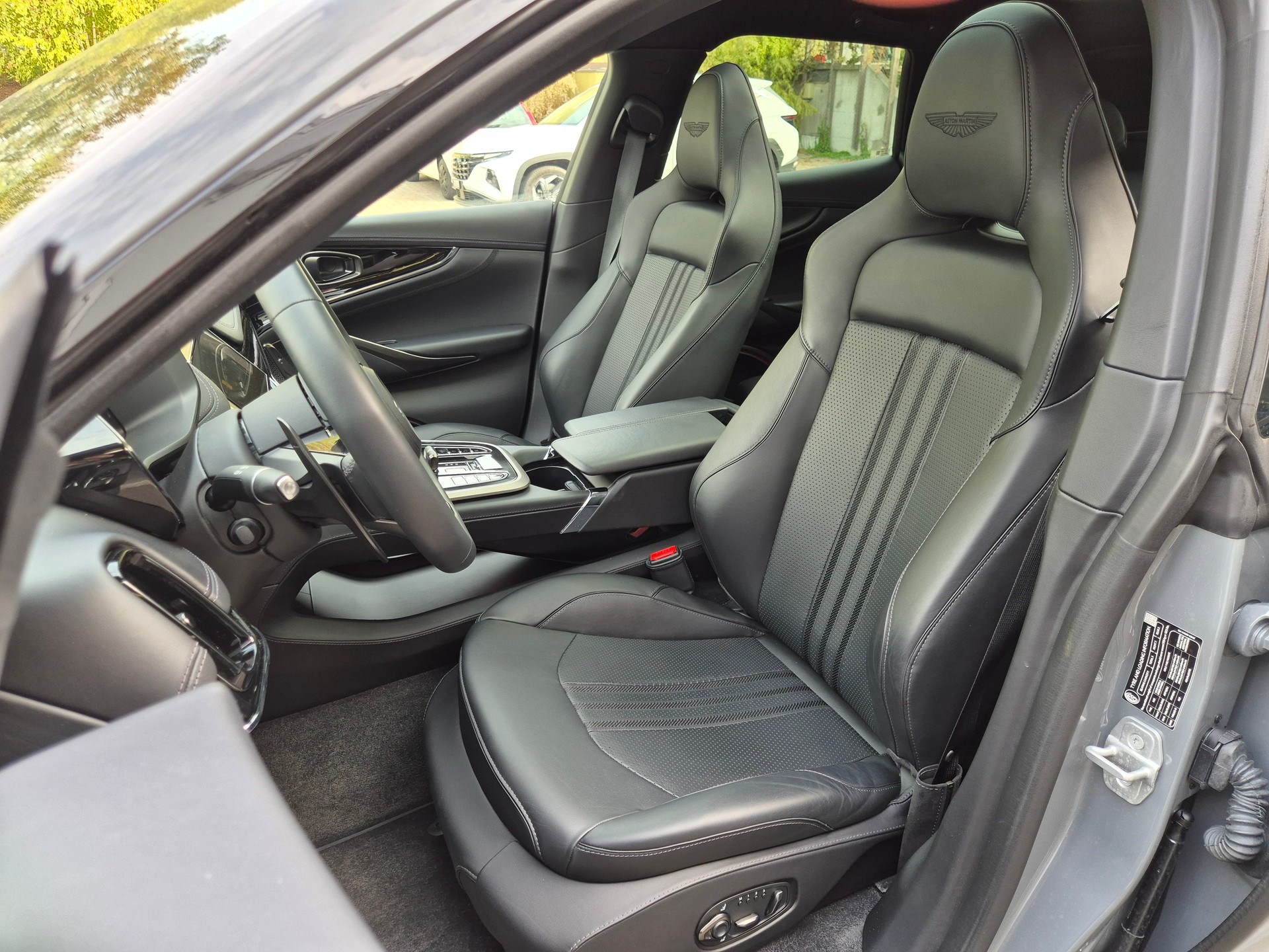 ASTON MARTIN DBX 4.0 V8-image-11