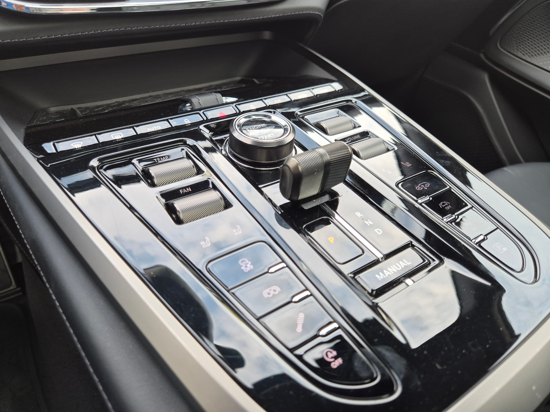ASTON MARTIN DBX 4.0 V8-image-20