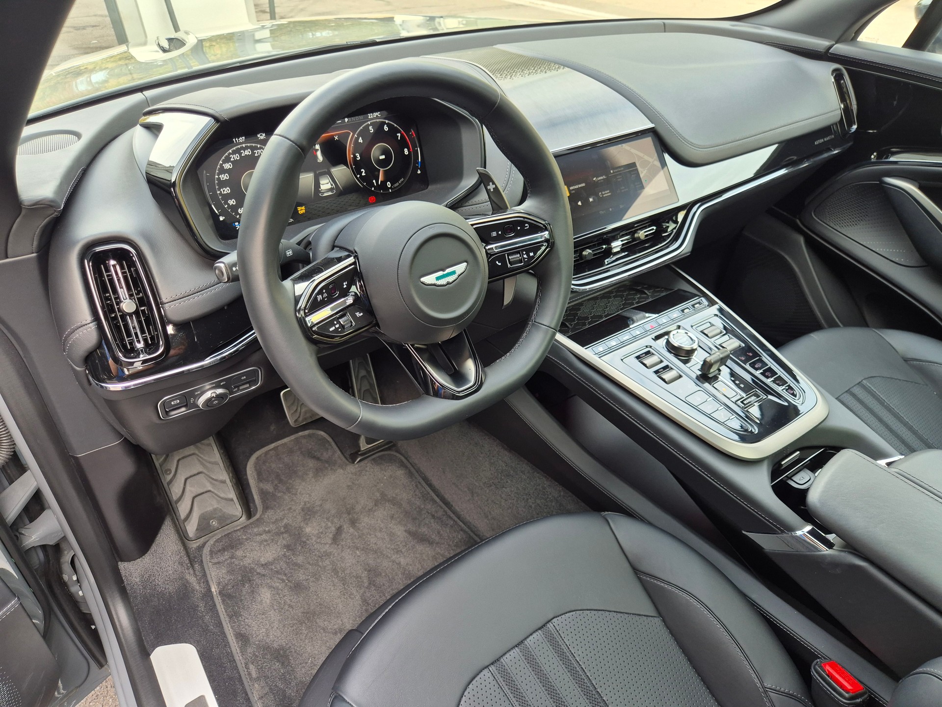 ASTON MARTIN DBX 4.0 V8-image-13