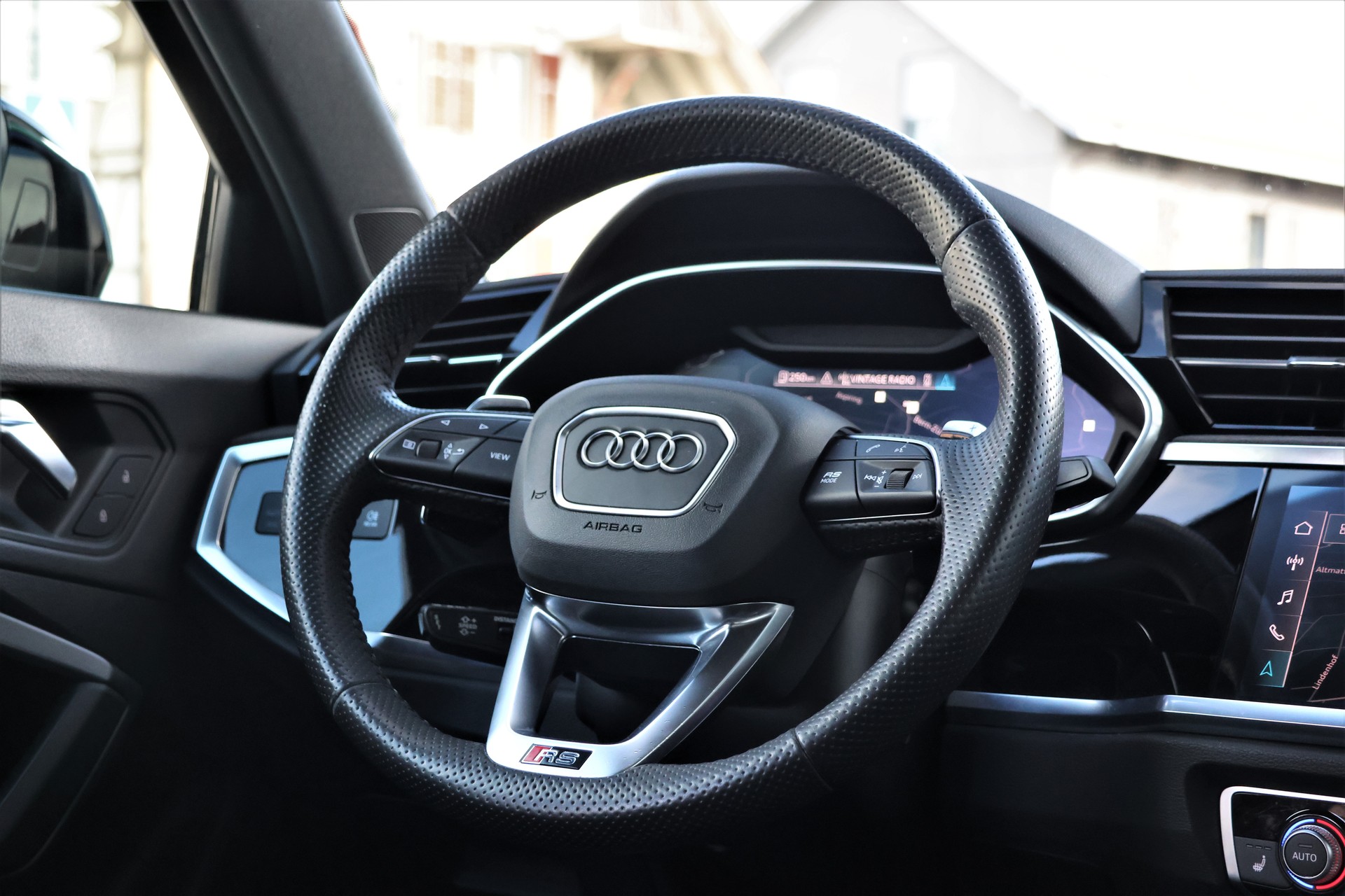 AUDI RS Q3 Sportback quattro S tronic (CH) *KyalamiGreen*-image-15