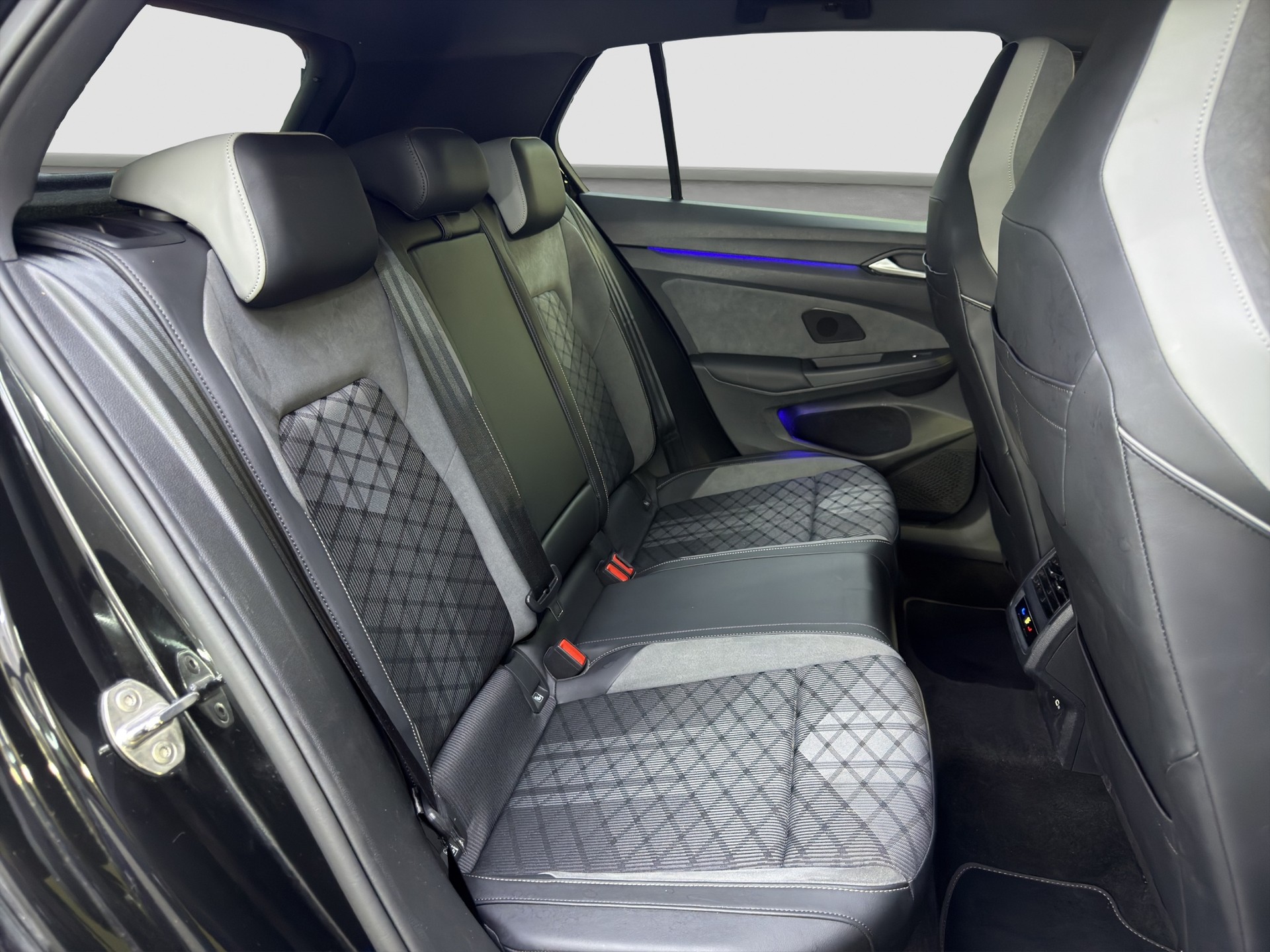 VW Golf 1.5 eTSI mHEV ACT R-Line DSG-image-15