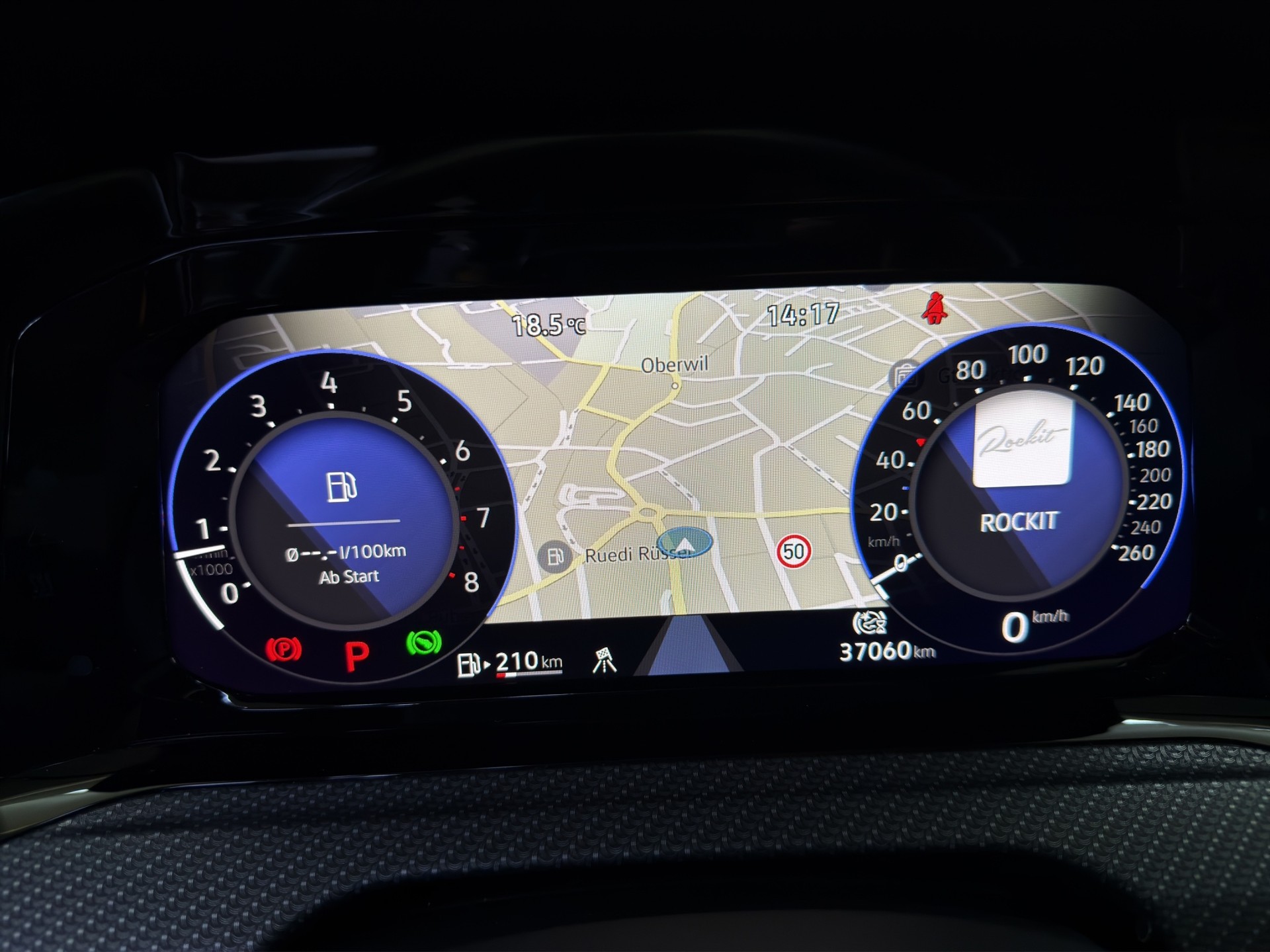 VW Golf 1.5 eTSI mHEV ACT R-Line DSG-image-11