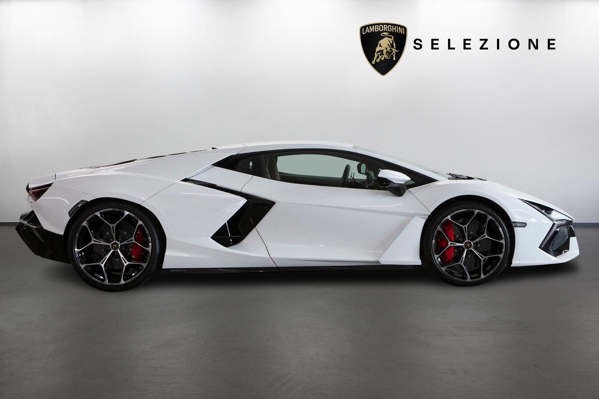 LAMBORGHINI Revuelto-showroom-element-1