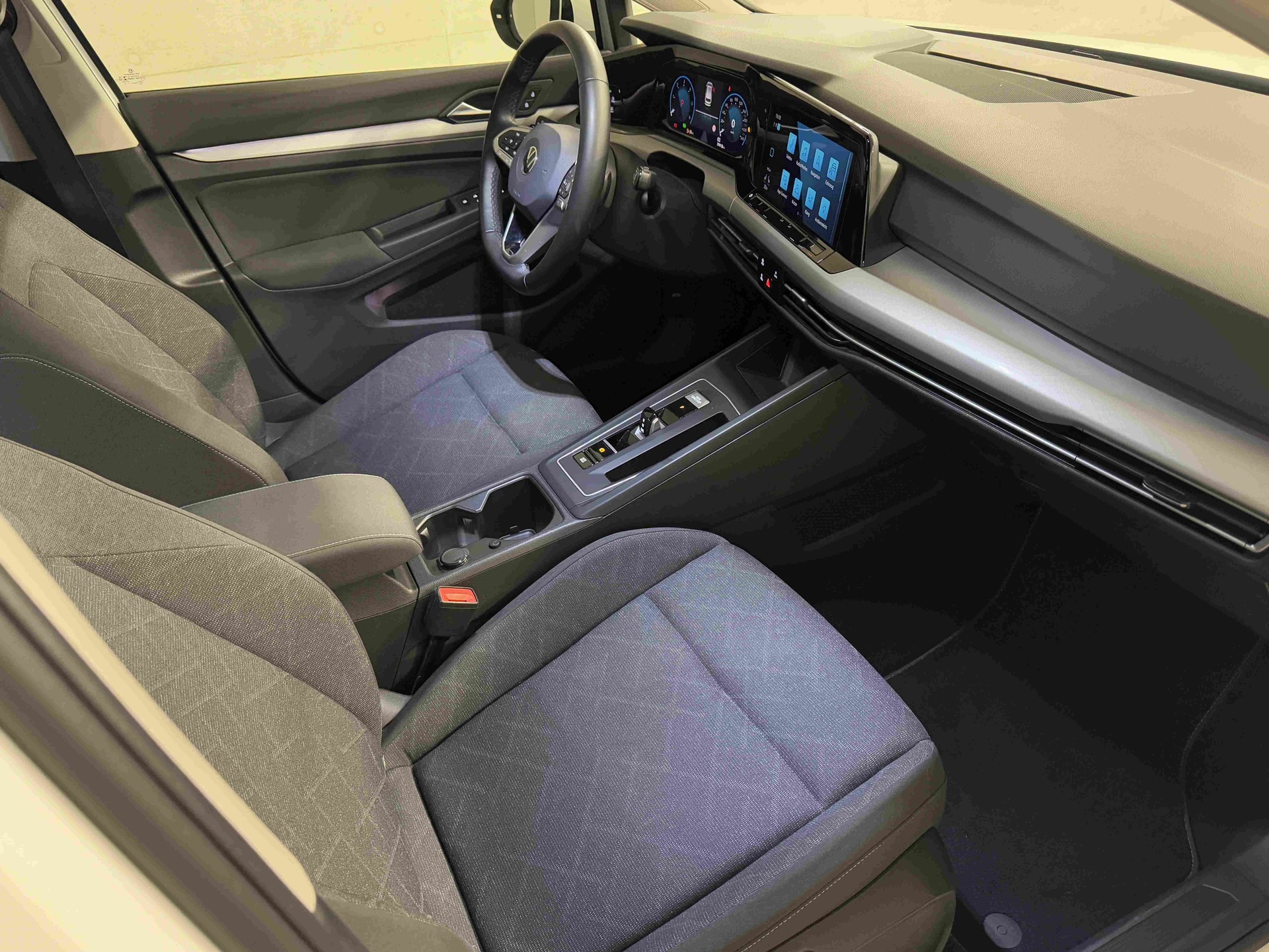 VW Golf Variant 2.0 TDI Life DSG-image-11