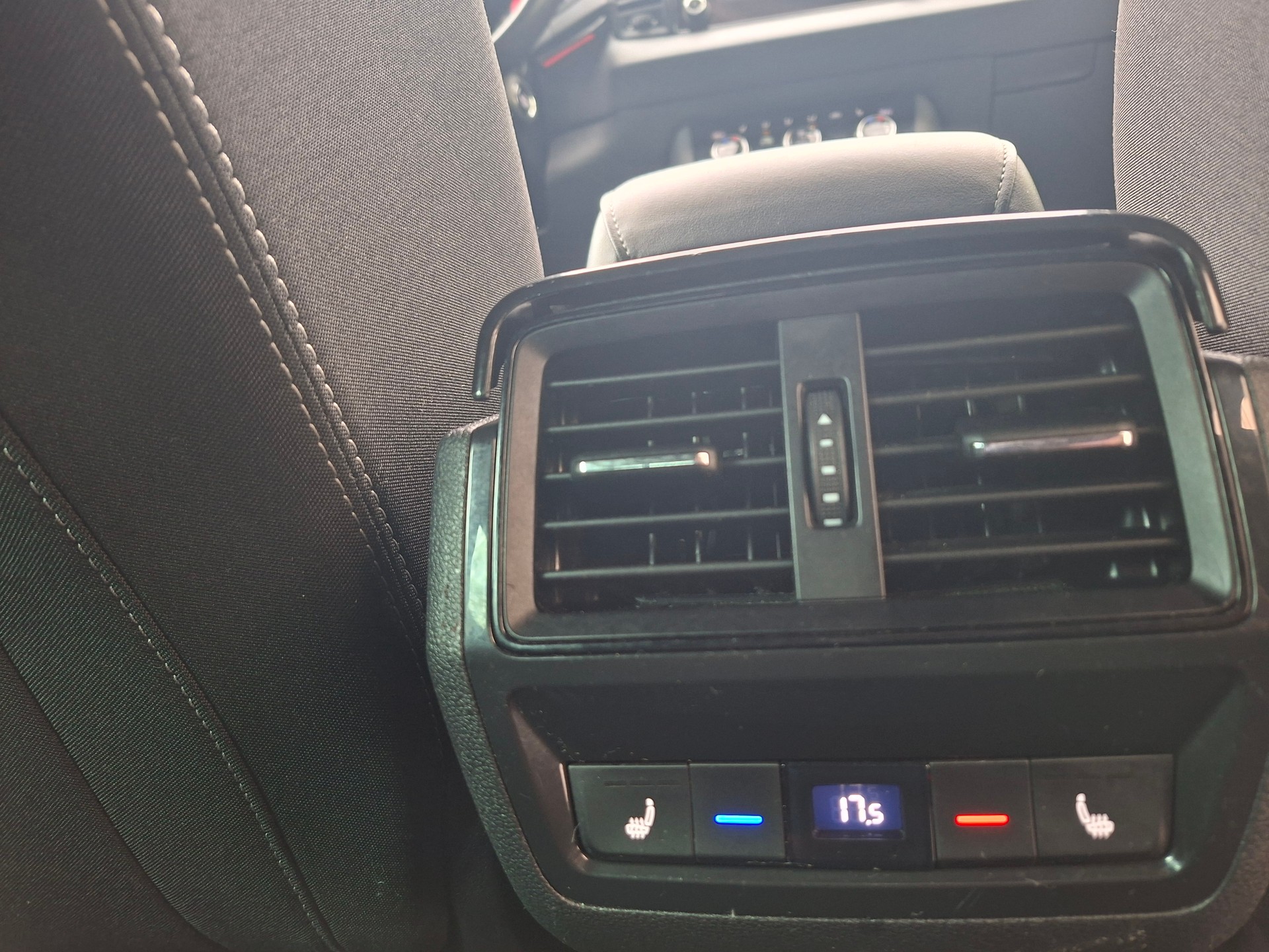 SKODA Karoq 1.5 TSI ACT SportLine DSG-image-10
