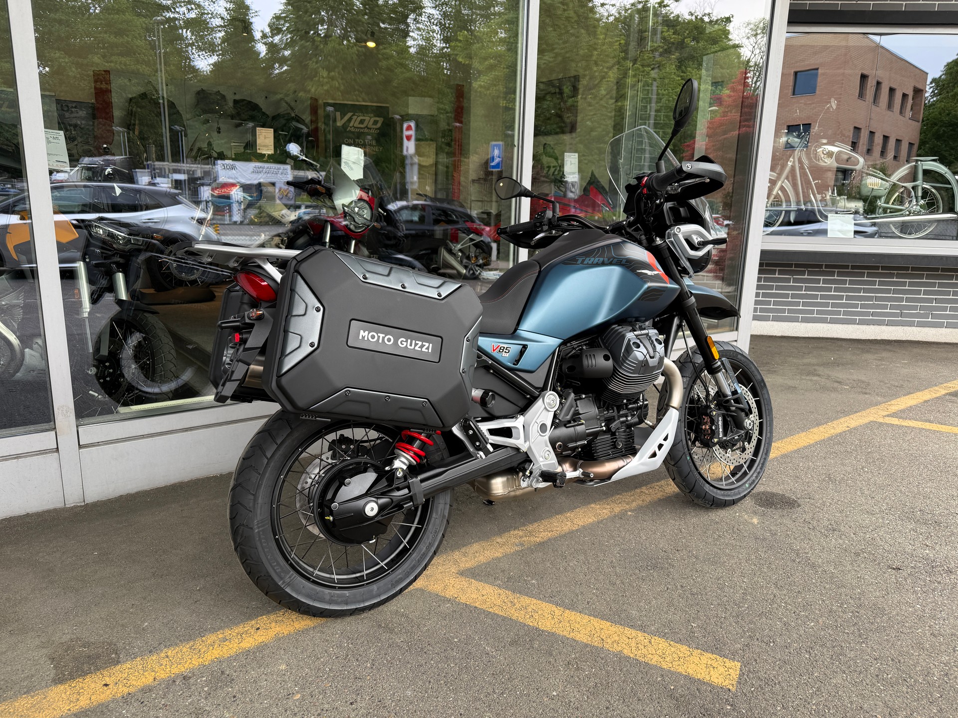 MOTO GUZZI V85 TT Travel E5+-image-1