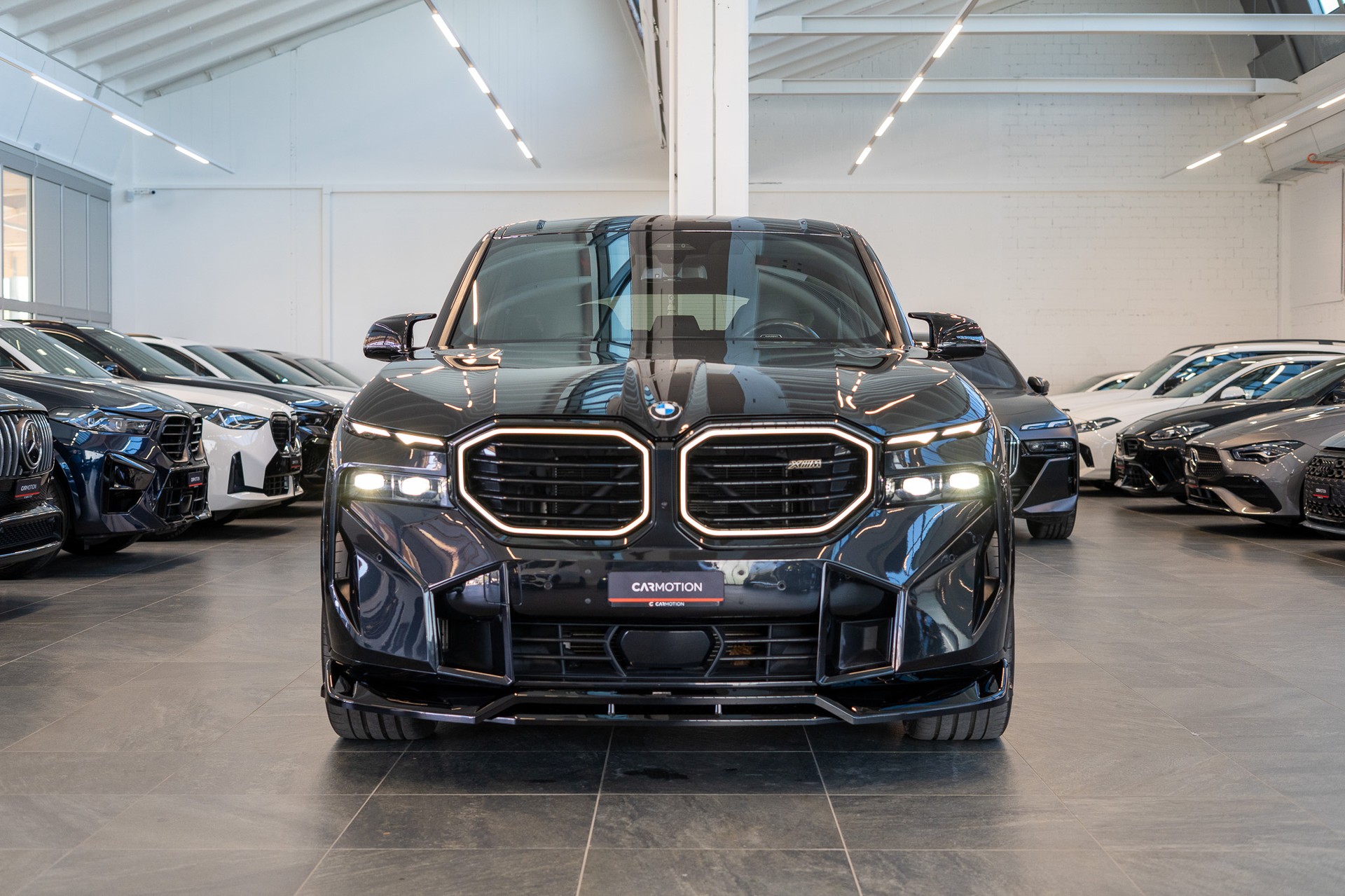 BMW XM xDrive PHEV / CH-Fahrzeug / Maxton Design / Head-Up-showroom-element-1