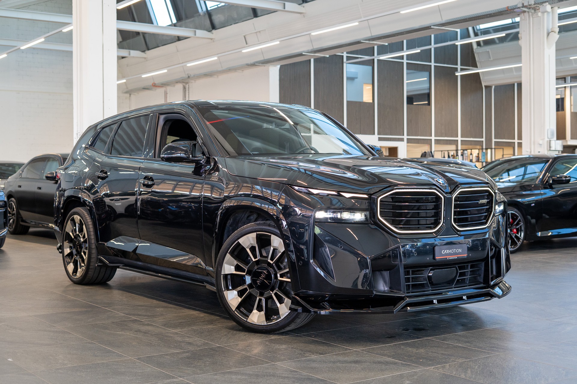 BMW XM xDrive PHEV / CH-Fahrzeug / Maxton Design / Head-Up-showroom-element-2