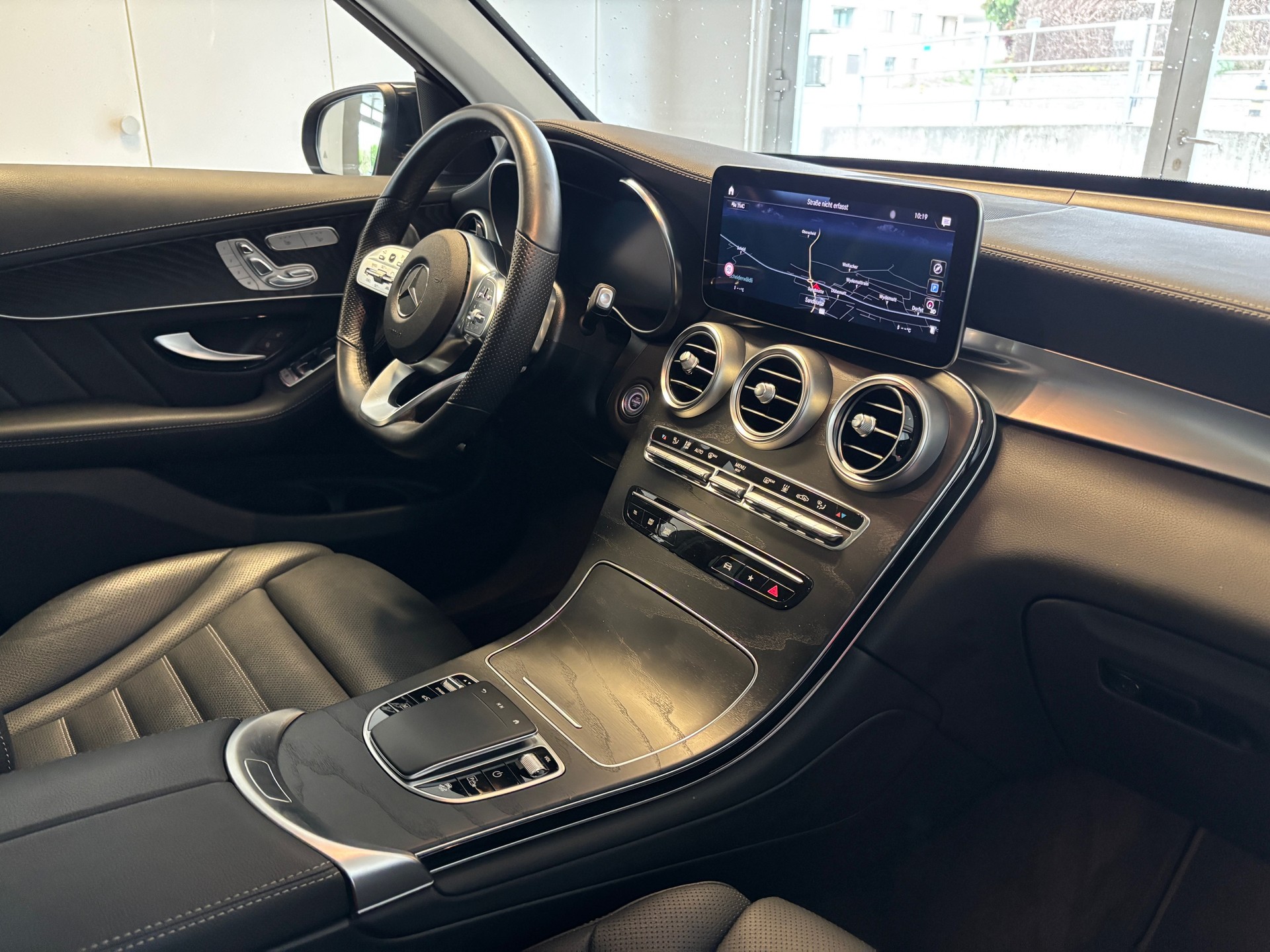 MERCEDES-BENZ GLC 300 de AMG Line 4Matic 9G-Tronic-image-7