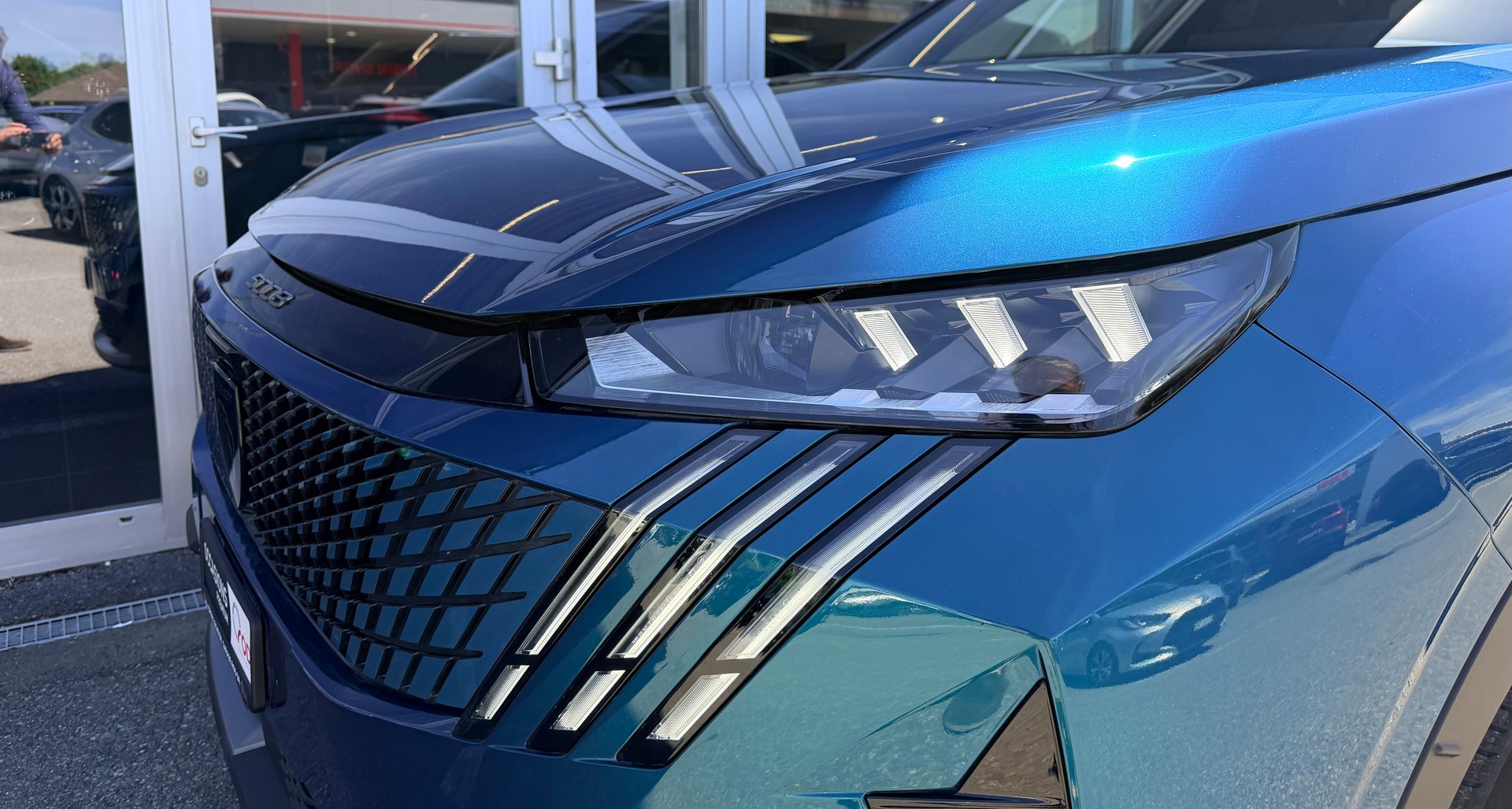 PEUGEOT 5008 145 Hybrid e-DCS6 GT-showroom-element-2