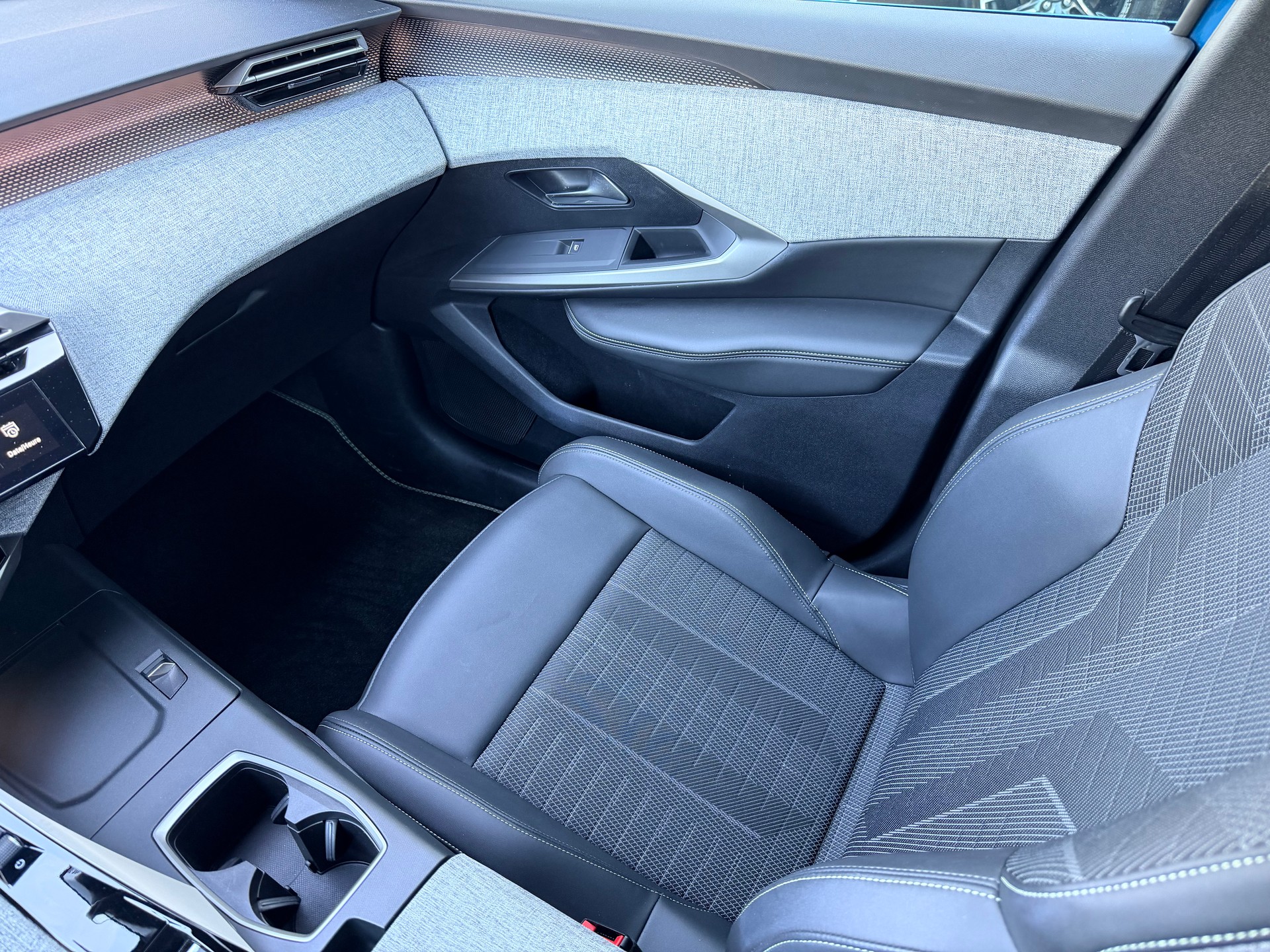 PEUGEOT 5008 145 Hybrid e-DCS6 GT-image-11