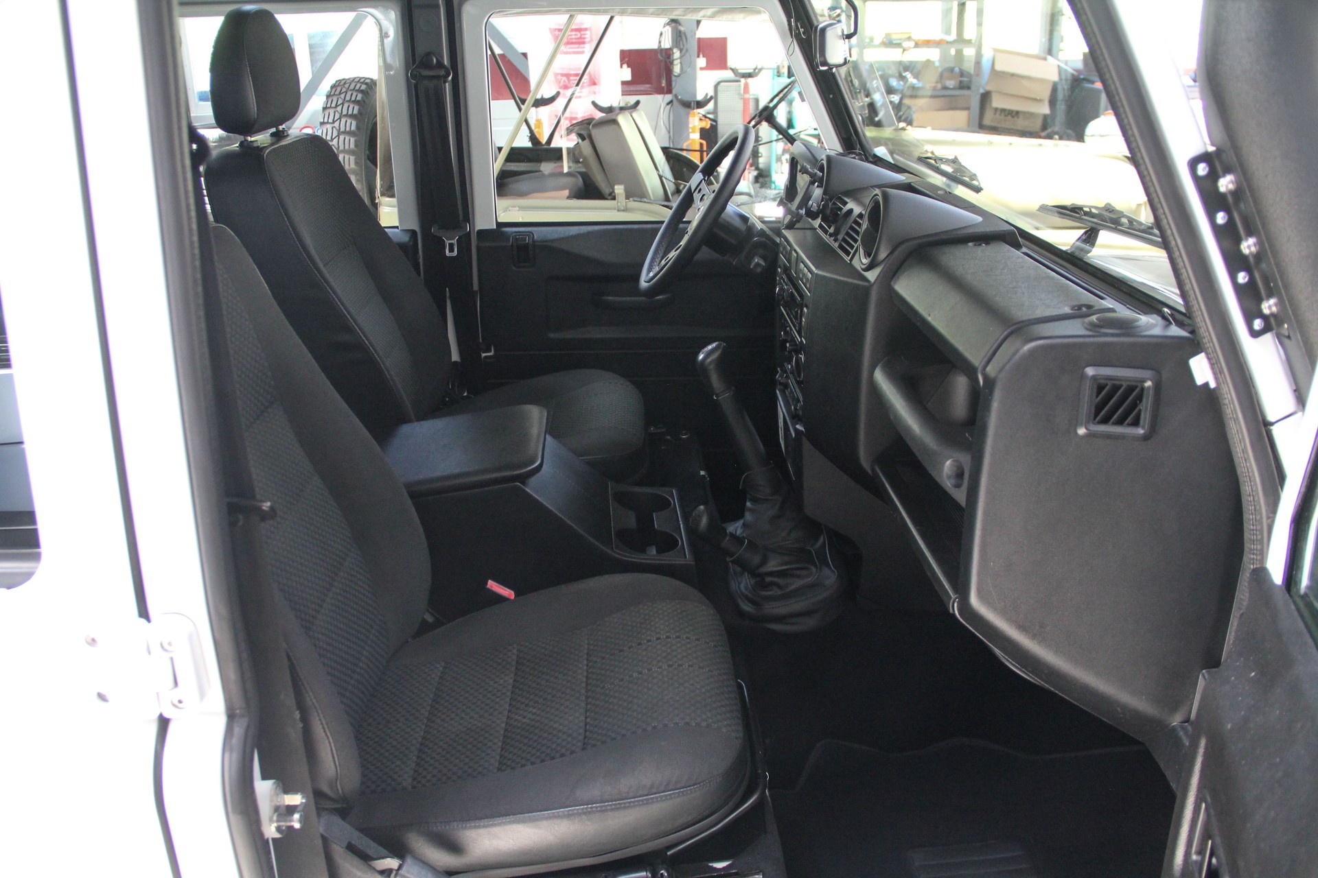 LAND ROVER Defender 110 2.2 TD4 Station Wagon 🇬🇧 ⭐⭐⭐⭐⭐-image-9