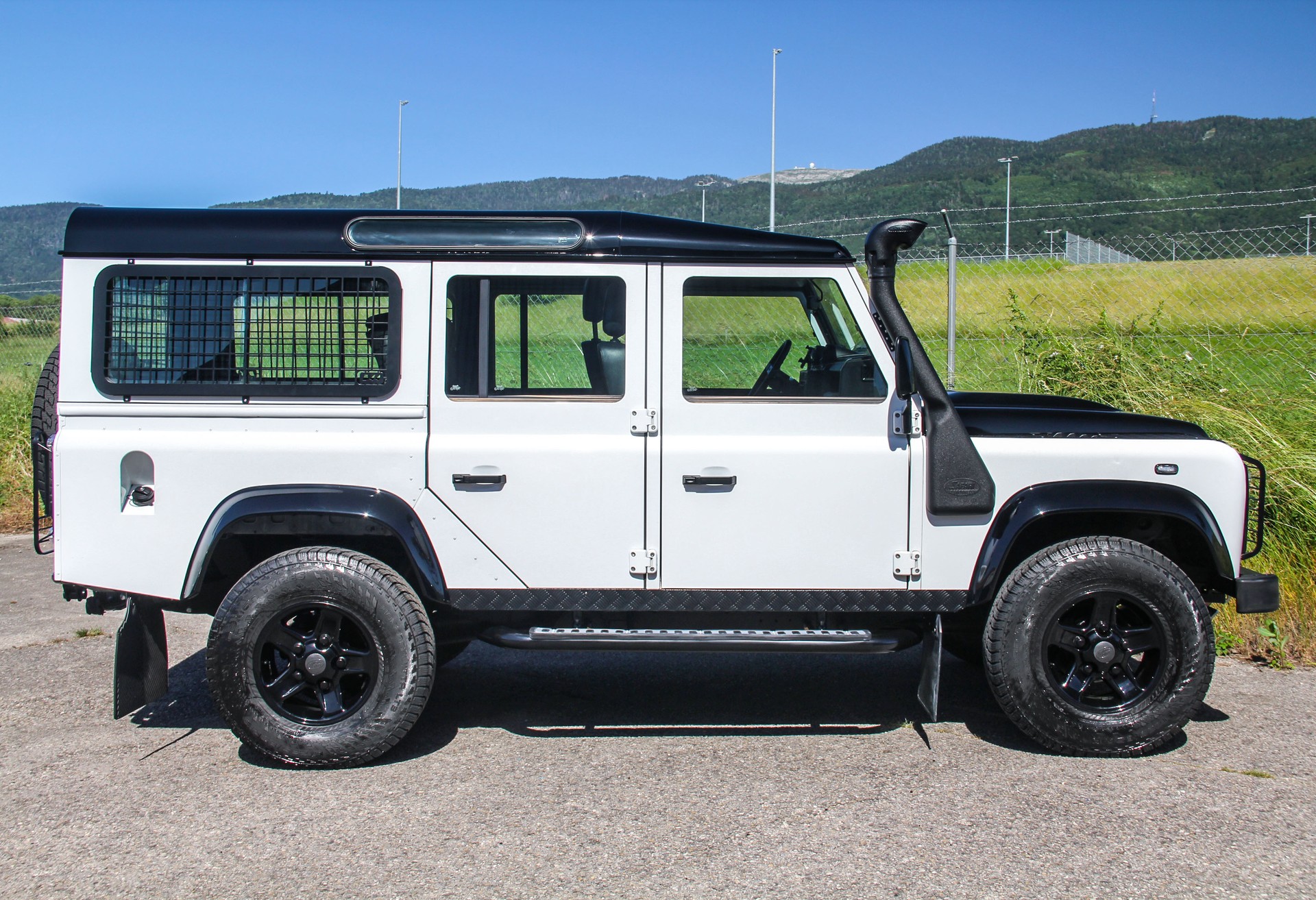 LAND ROVER Defender 110 2.2 TD4 Station Wagon 🇬🇧 ⭐⭐⭐⭐⭐-image-24