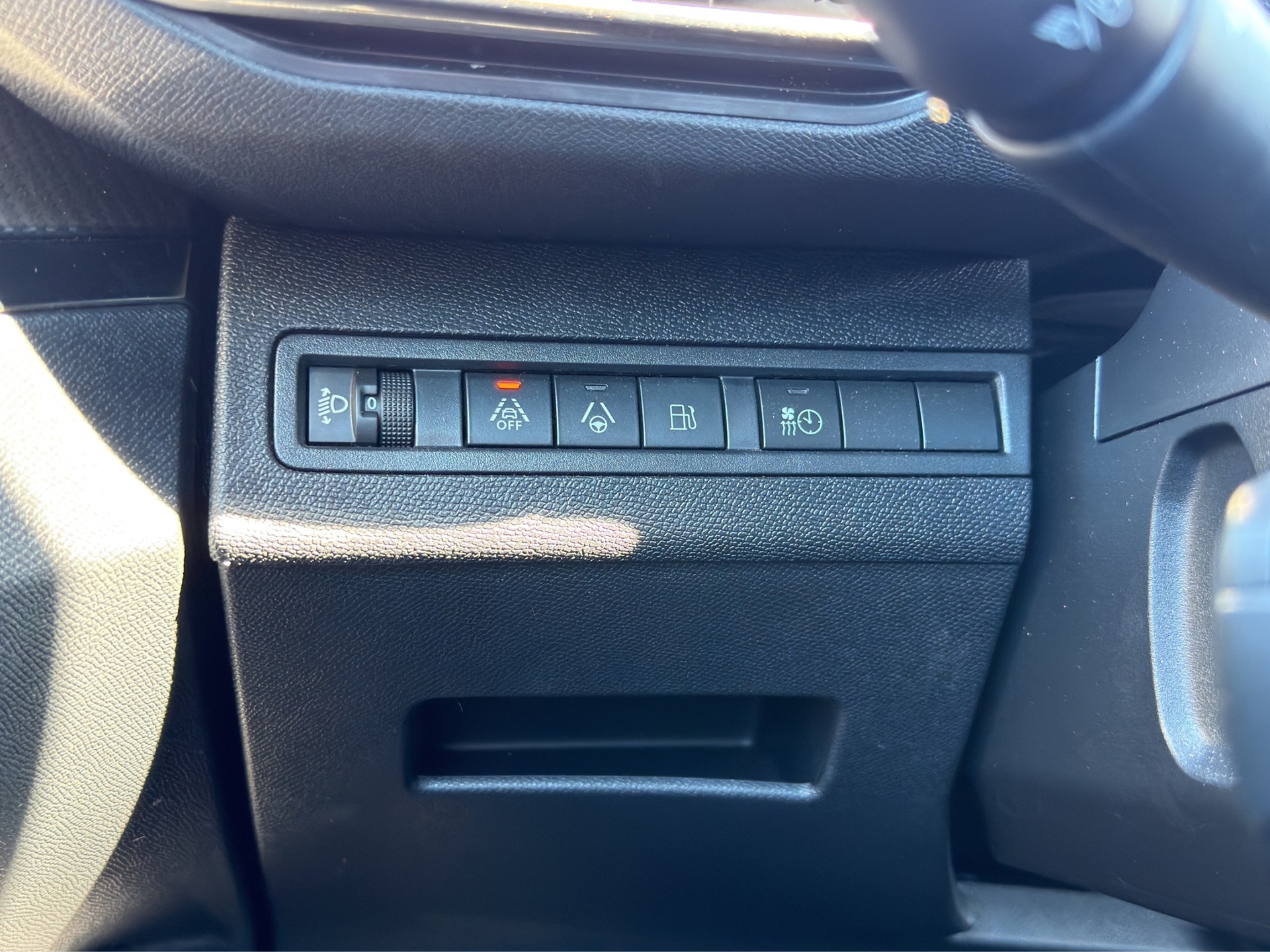 PEUGEOT 2008 1.2 Hybrid 145 Style-image-37