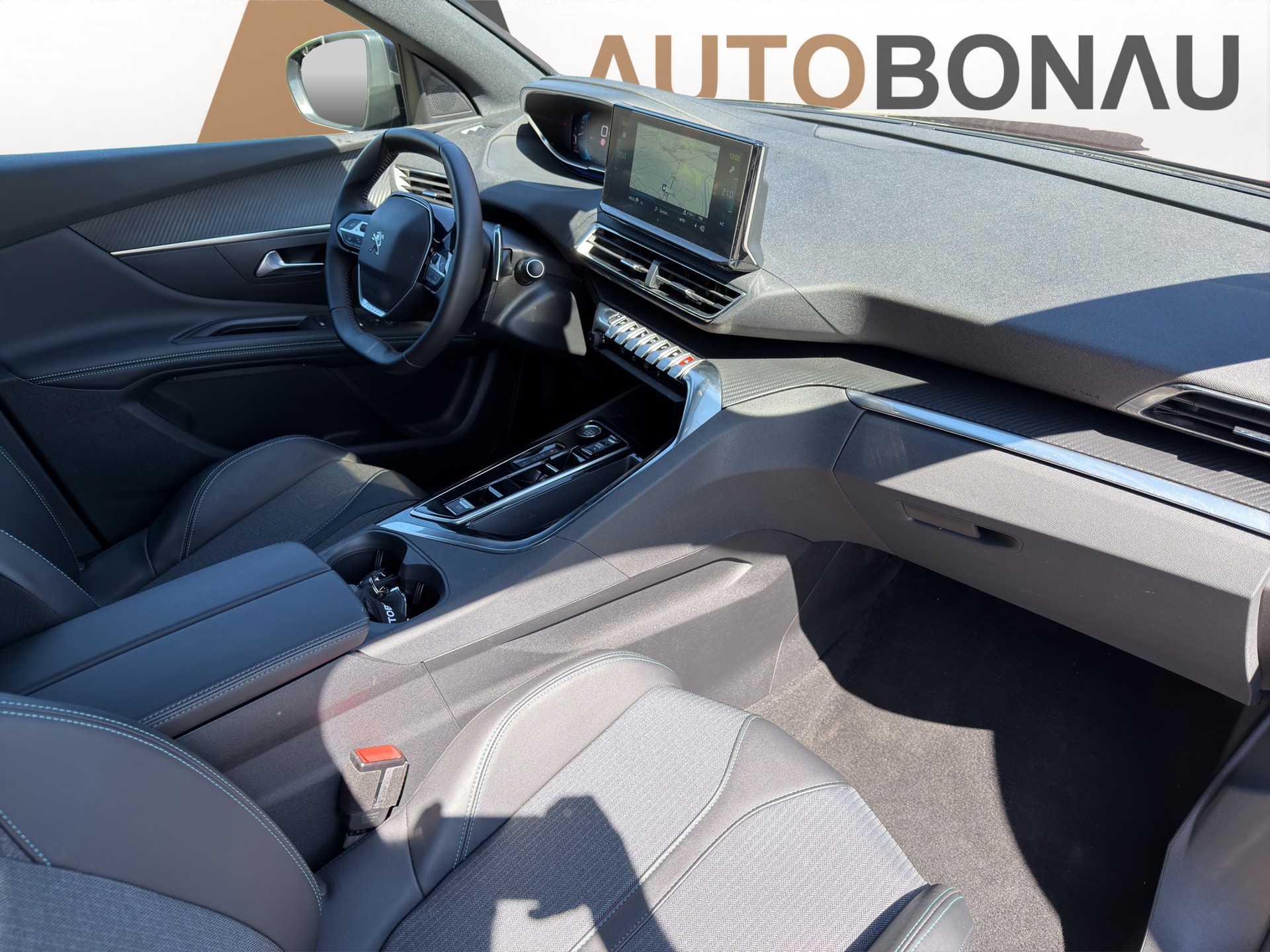PEUGEOT 2008 1.2 Hybrid 145 Style-image-12