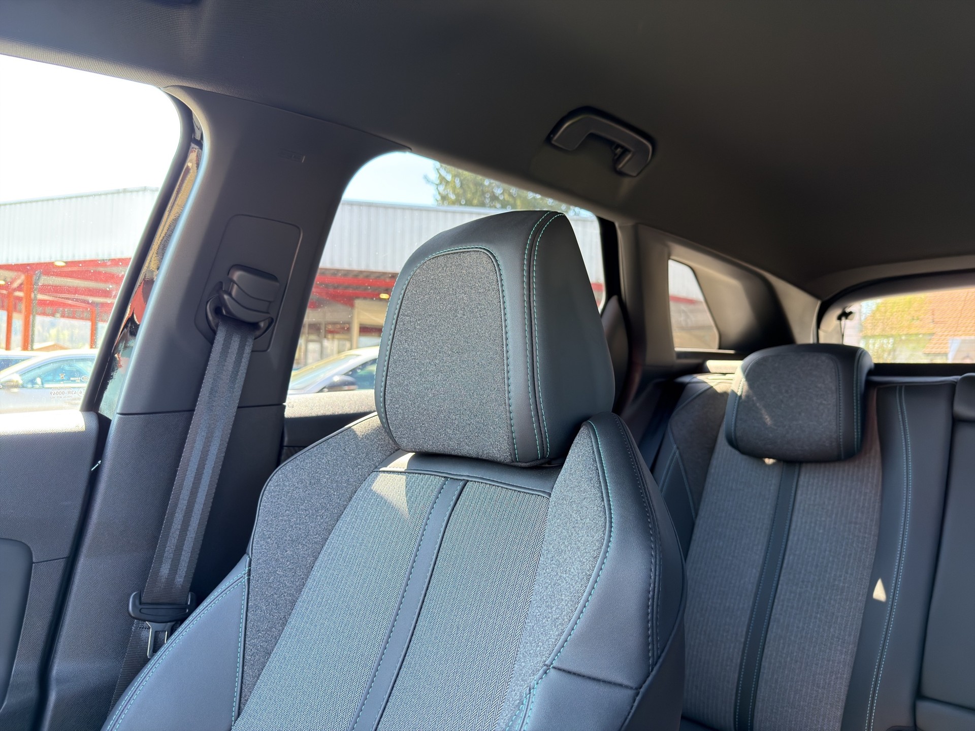 PEUGEOT 2008 1.2 Hybrid 145 Style-image-45