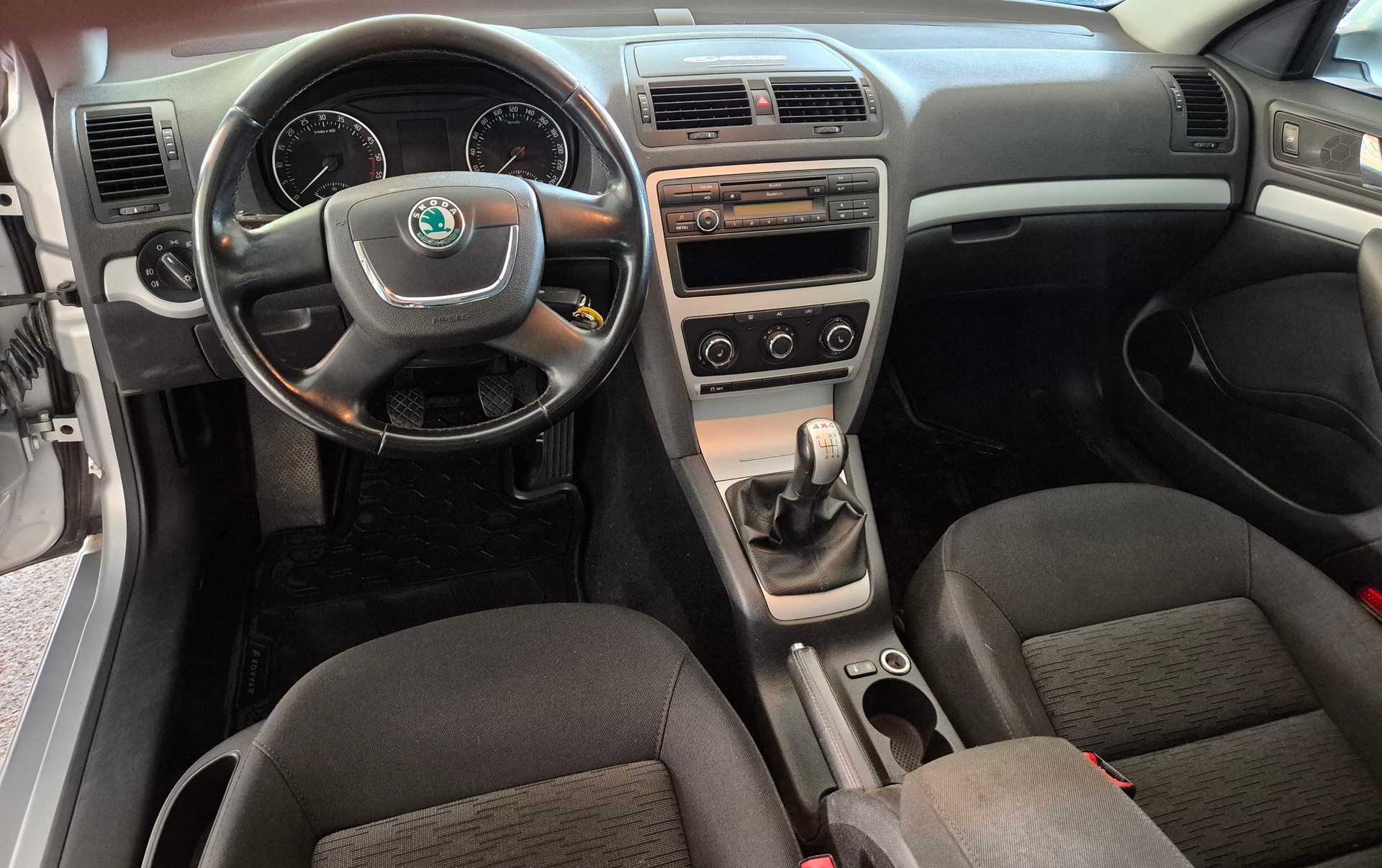 SKODA Octavia Combi 1.6 TDI Adventure 4x4-image-5