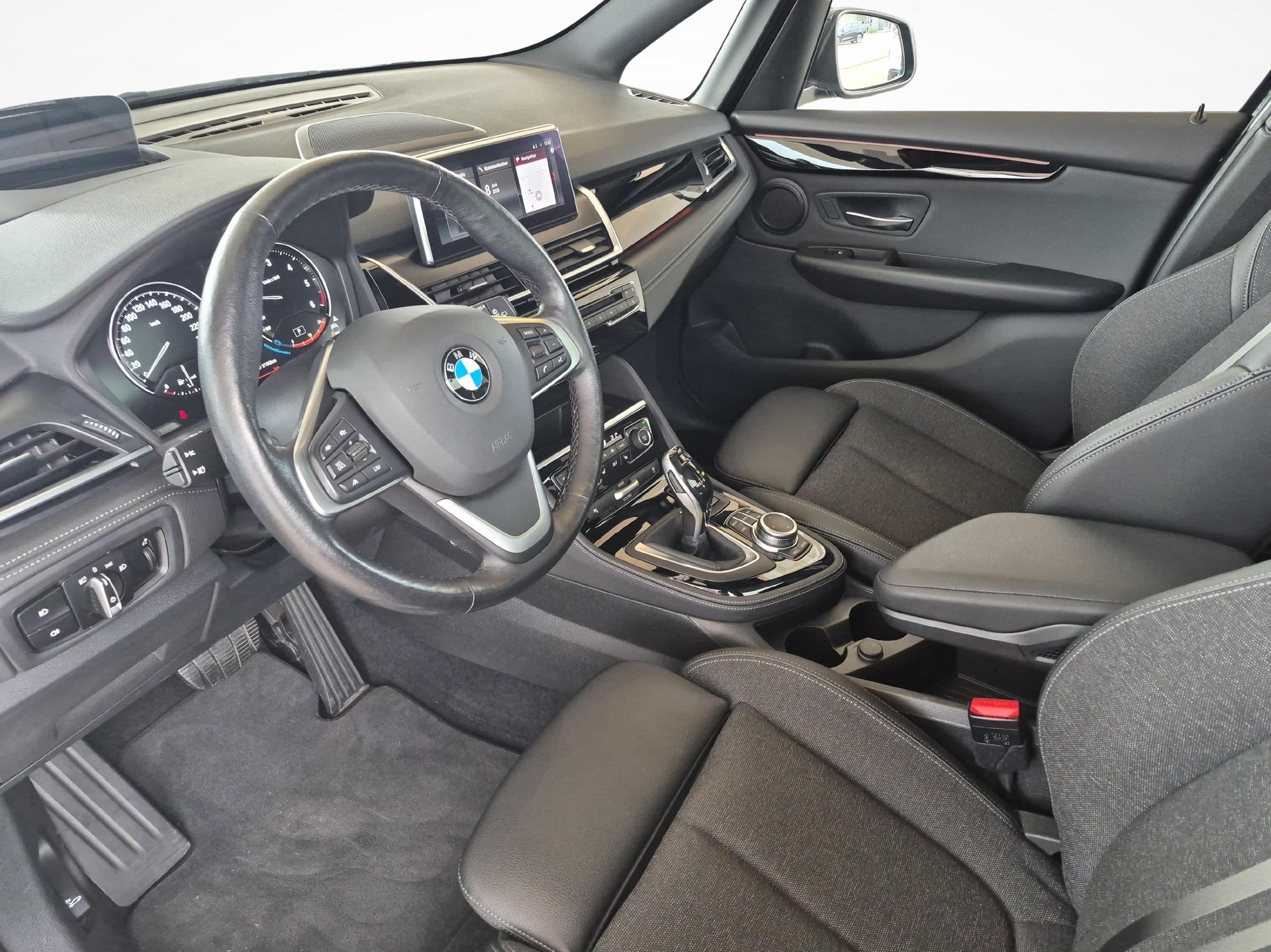BMW 218d xDrive Active Tourer-image-12