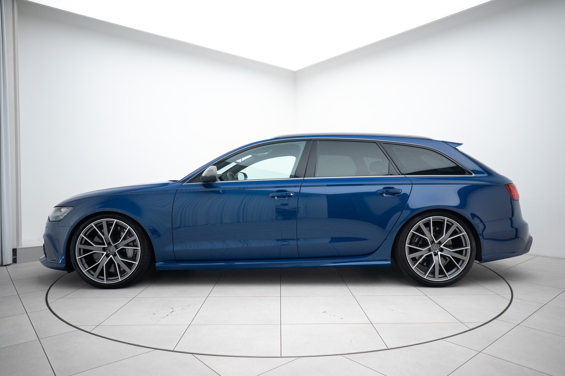 AUDI RS6 Avant 4.0 TFSI V8 performance quattro / Akrapovic-showroom-element-1