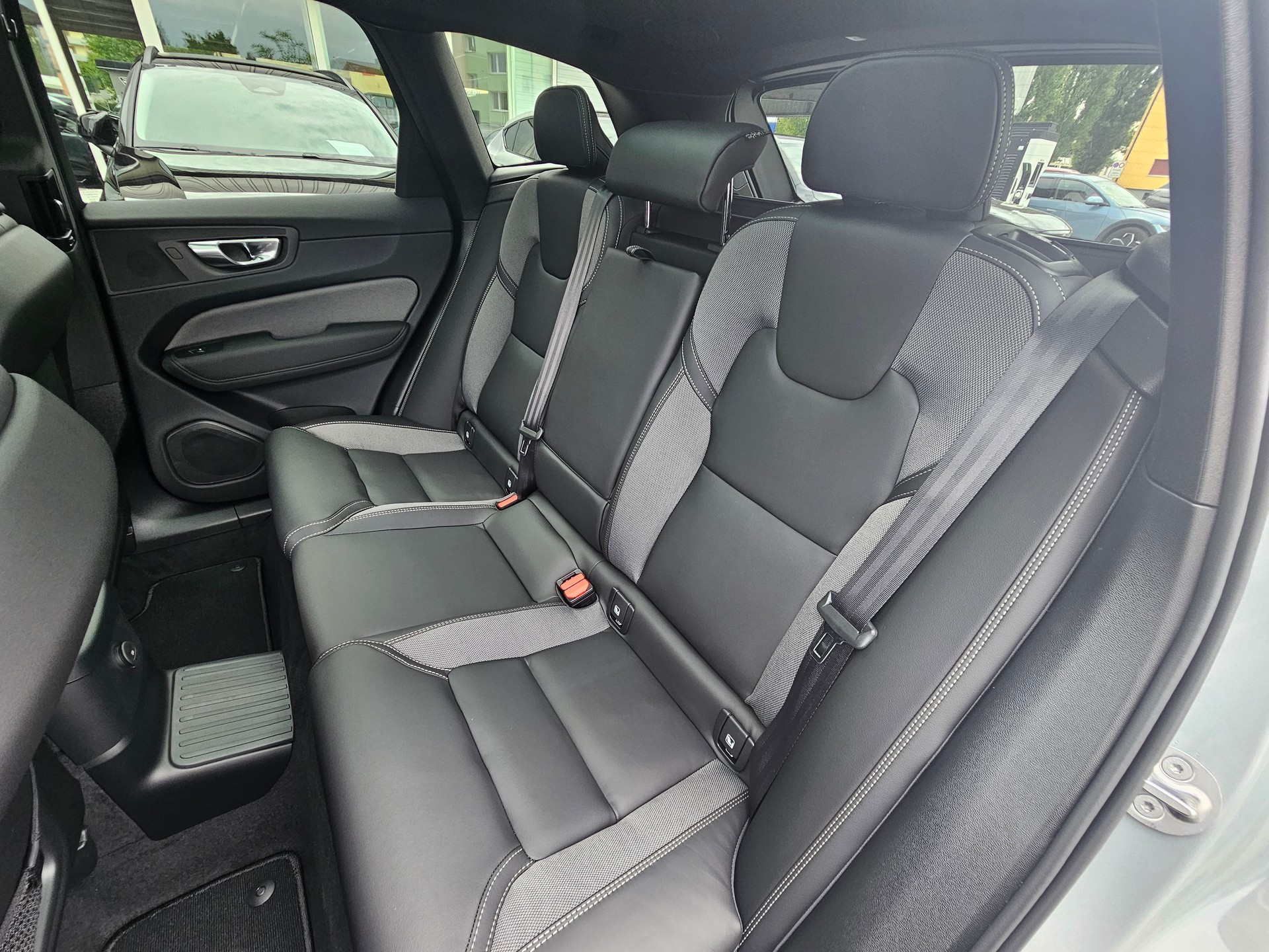 VOLVO XC60 T8 eAWD PluginHybrid Black Edition Geartronic-image-17