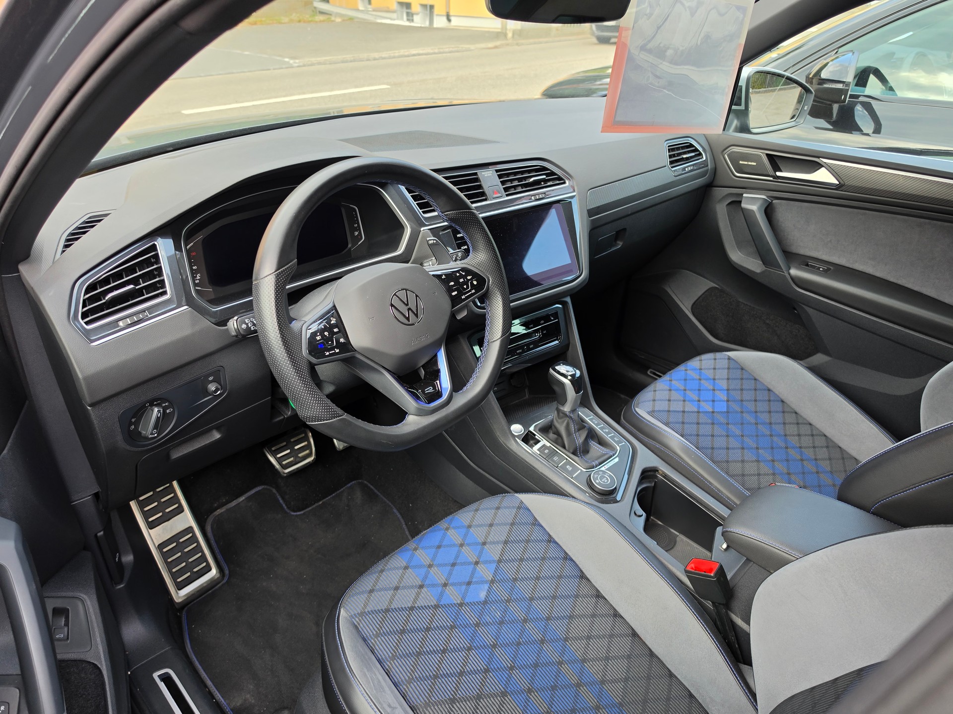 VW Tiguan 2.0TSI R 4Motion DSG-image-5