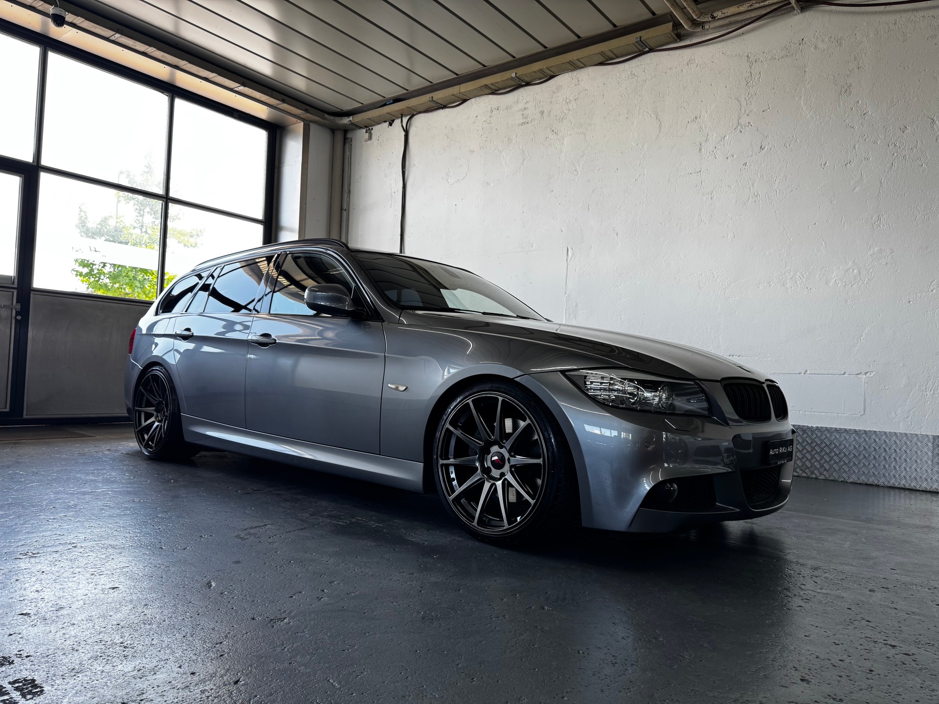 BMW 330d xDrive Touring Steptronic-showroom-element-1