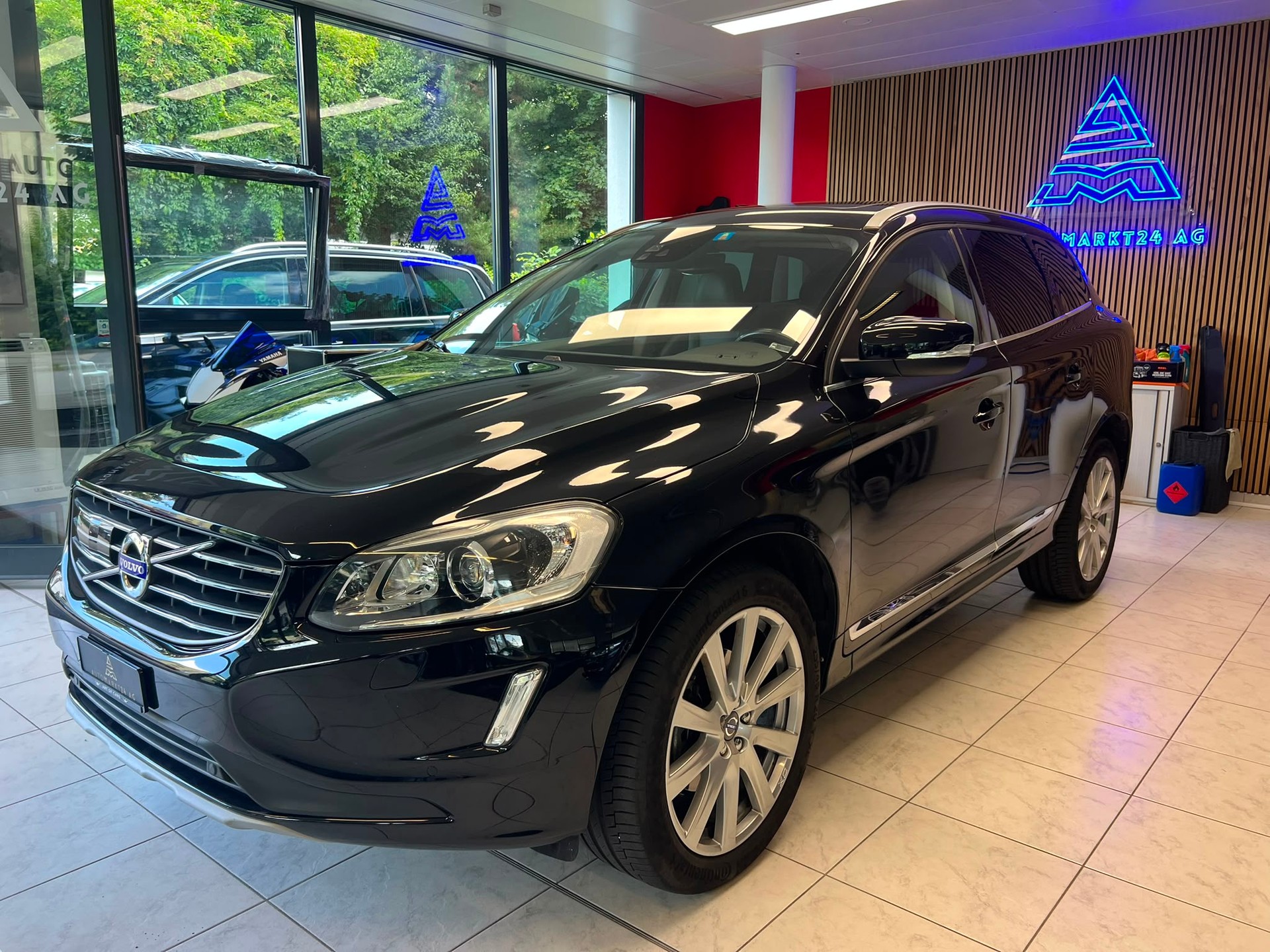 VOLVO XC60 2.4 D5 Summum AWD S/S-image-2