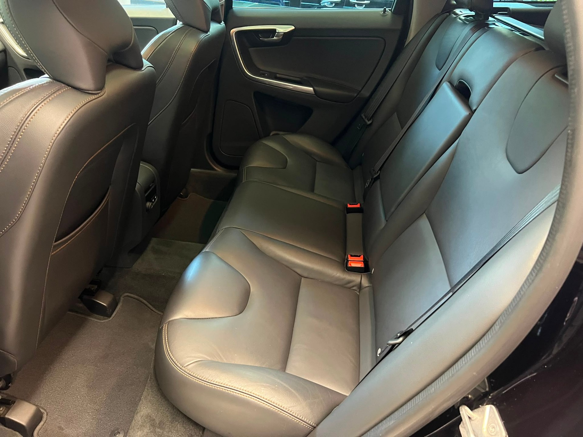 VOLVO XC60 2.4 D5 Summum AWD S/S-image-10