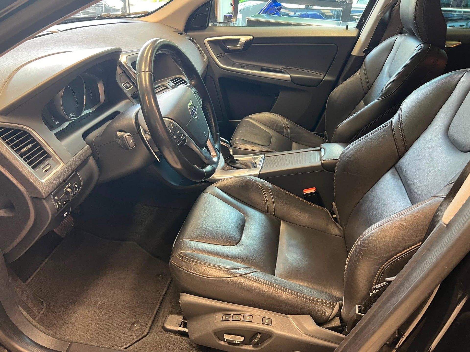 VOLVO XC60 2.4 D5 Summum AWD S/S-image-3