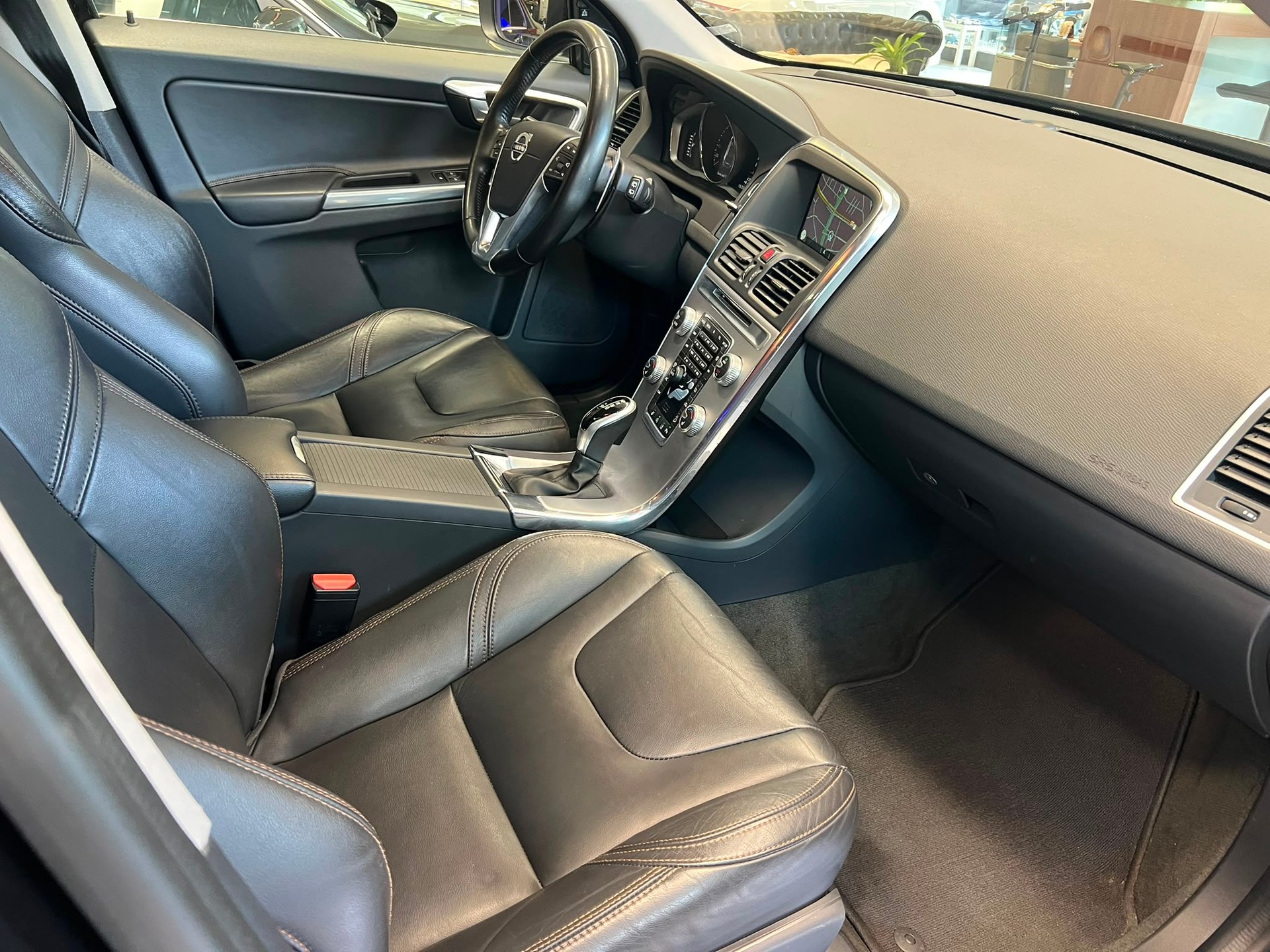 VOLVO XC60 2.4 D5 Summum AWD S/S-image-9