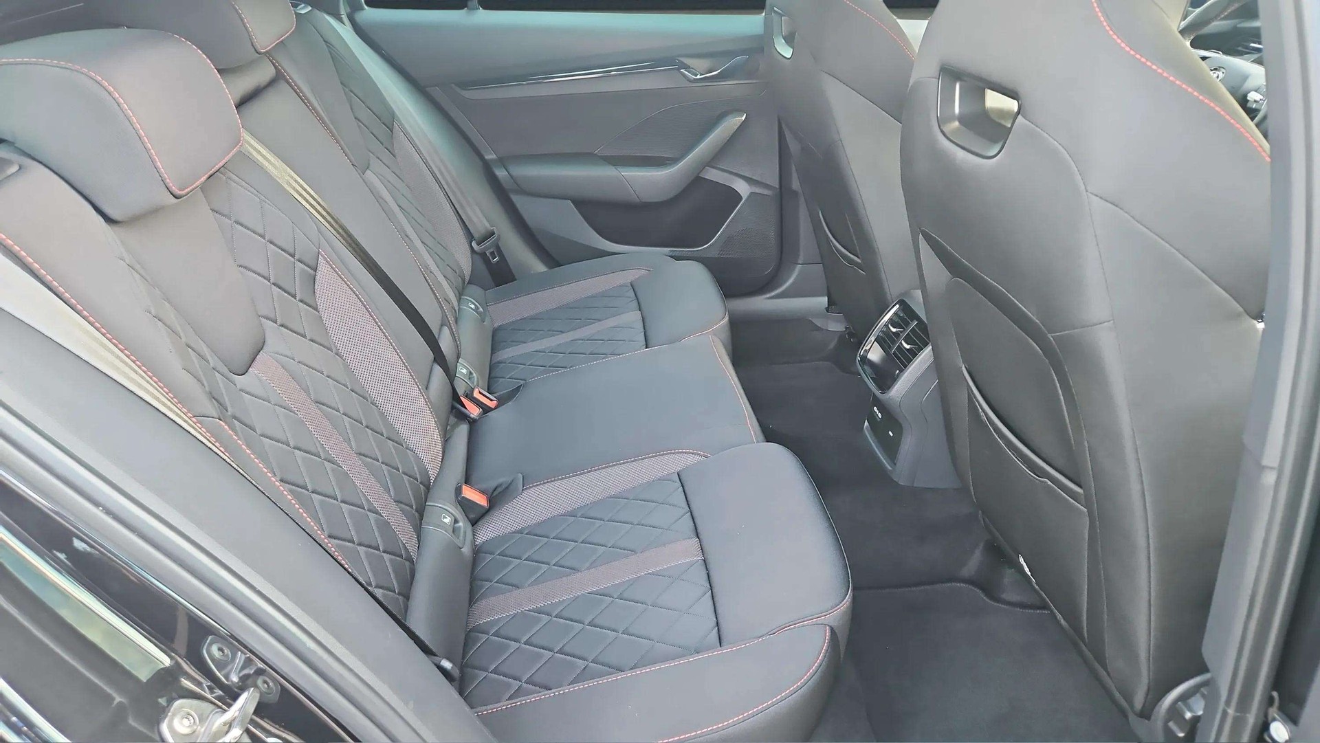 SKODA Octavia Combi 2.0 TDI DSG RS 4x4 mit AHK & 5J Werksgarantie oder bis 100000km-image-13
