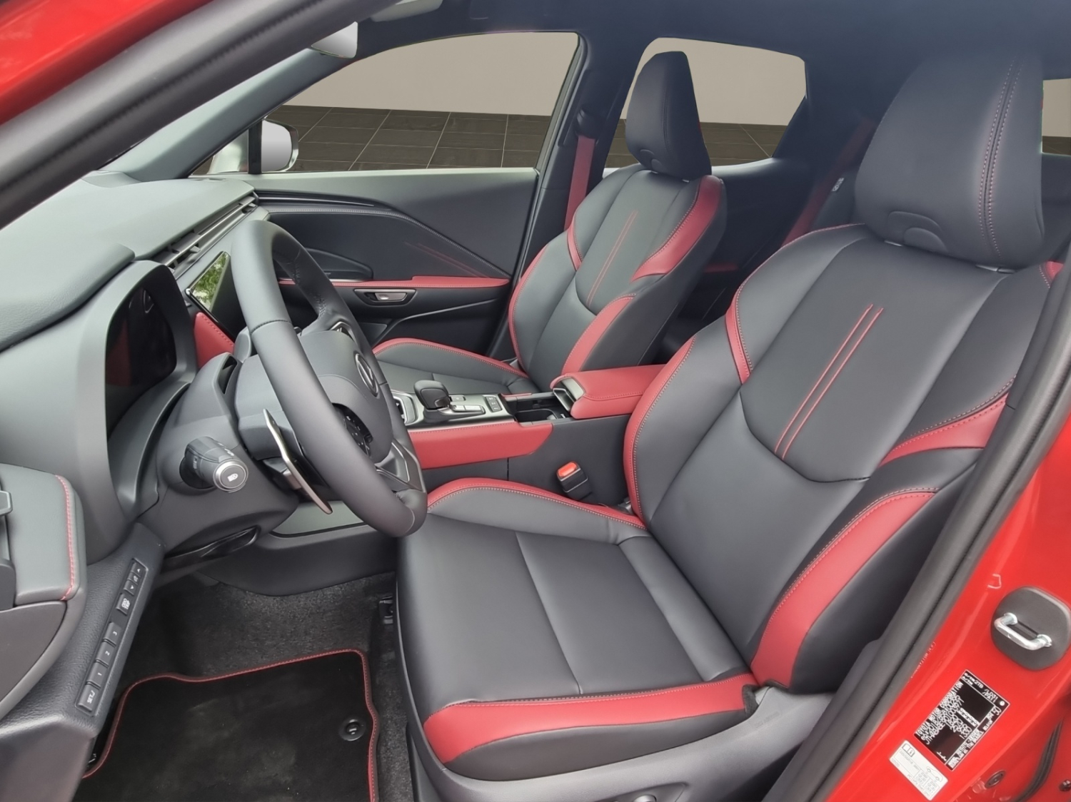 LEXUS LBX 1.5 Hybrid Vibrant Edition AWD-image-10