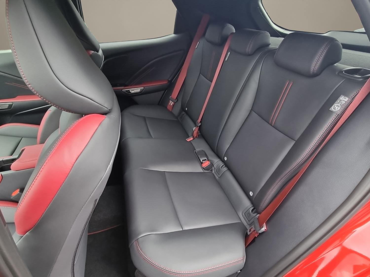 LEXUS LBX 1.5 Hybrid Vibrant Edition AWD-image-17