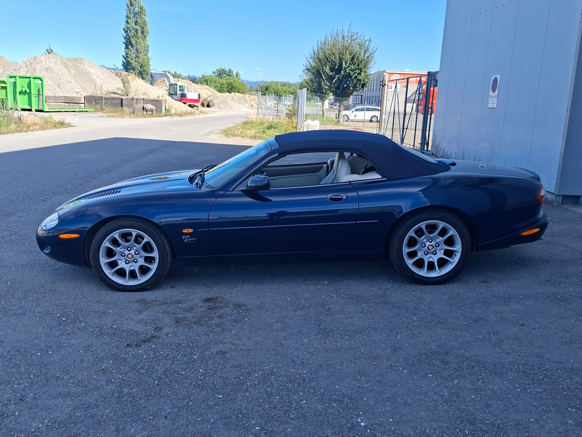 JAGUAR XKR S/C Convertible-showroom-element-1