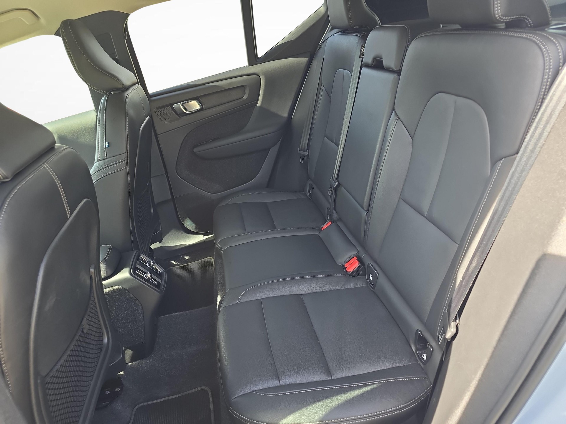 VOLVO XC40 2.0 B4 MH Plus Dark-image-12