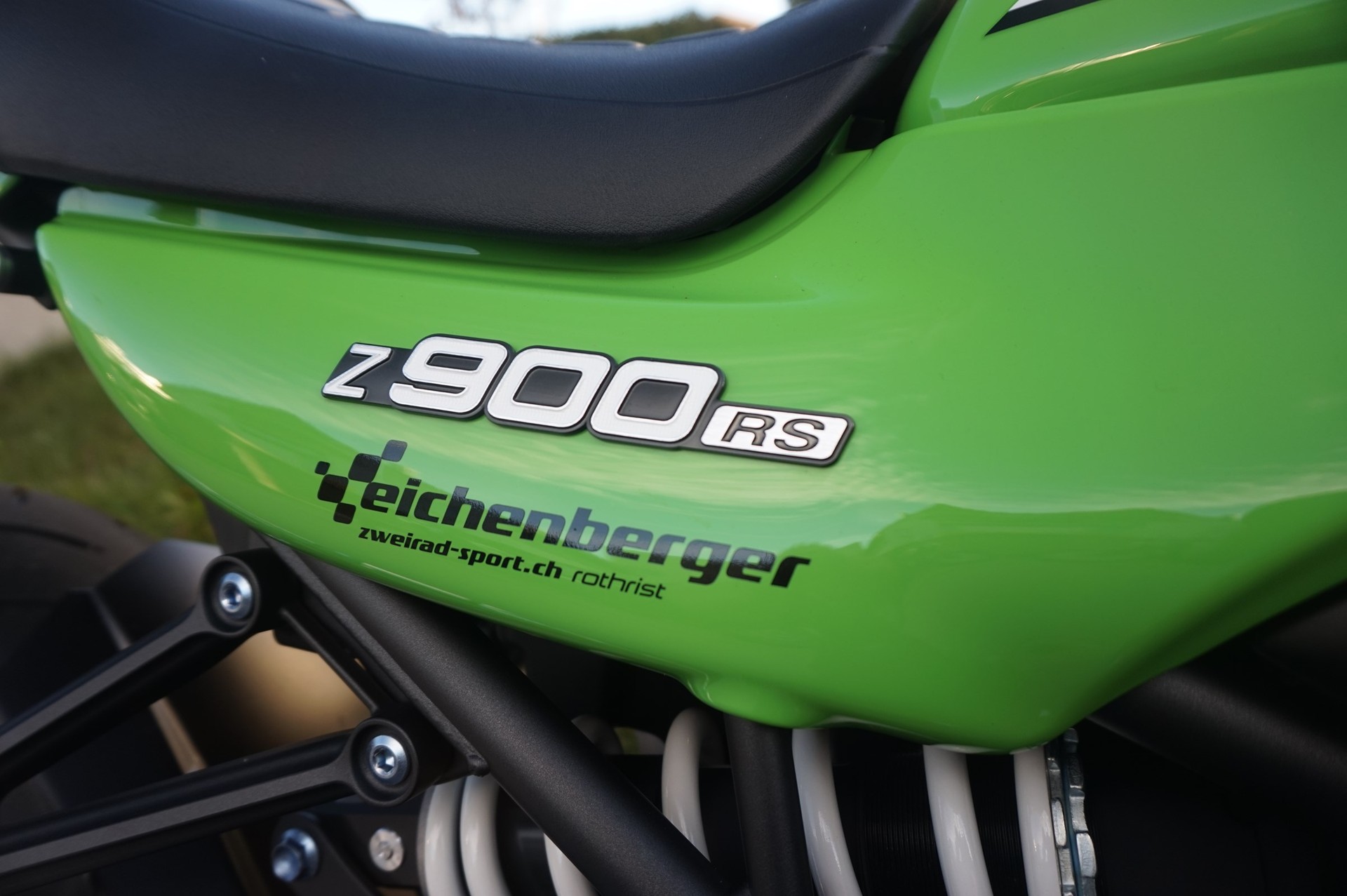 KAWASAKI Z 900RS ABS Vintage Lime Green mit goldenem Scheinwerferglas-image-9