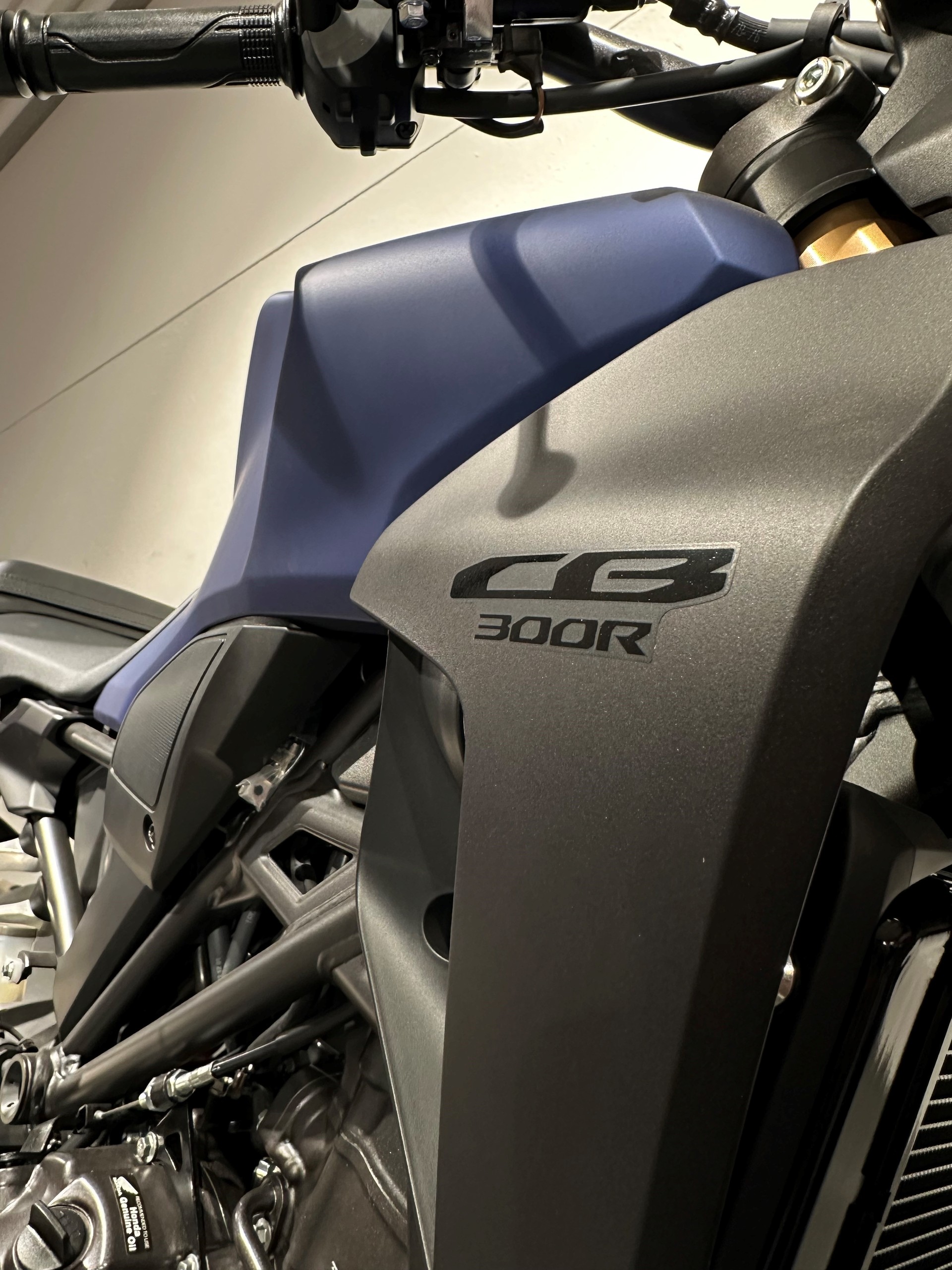 HONDA CB 300 R-showroom-element-3