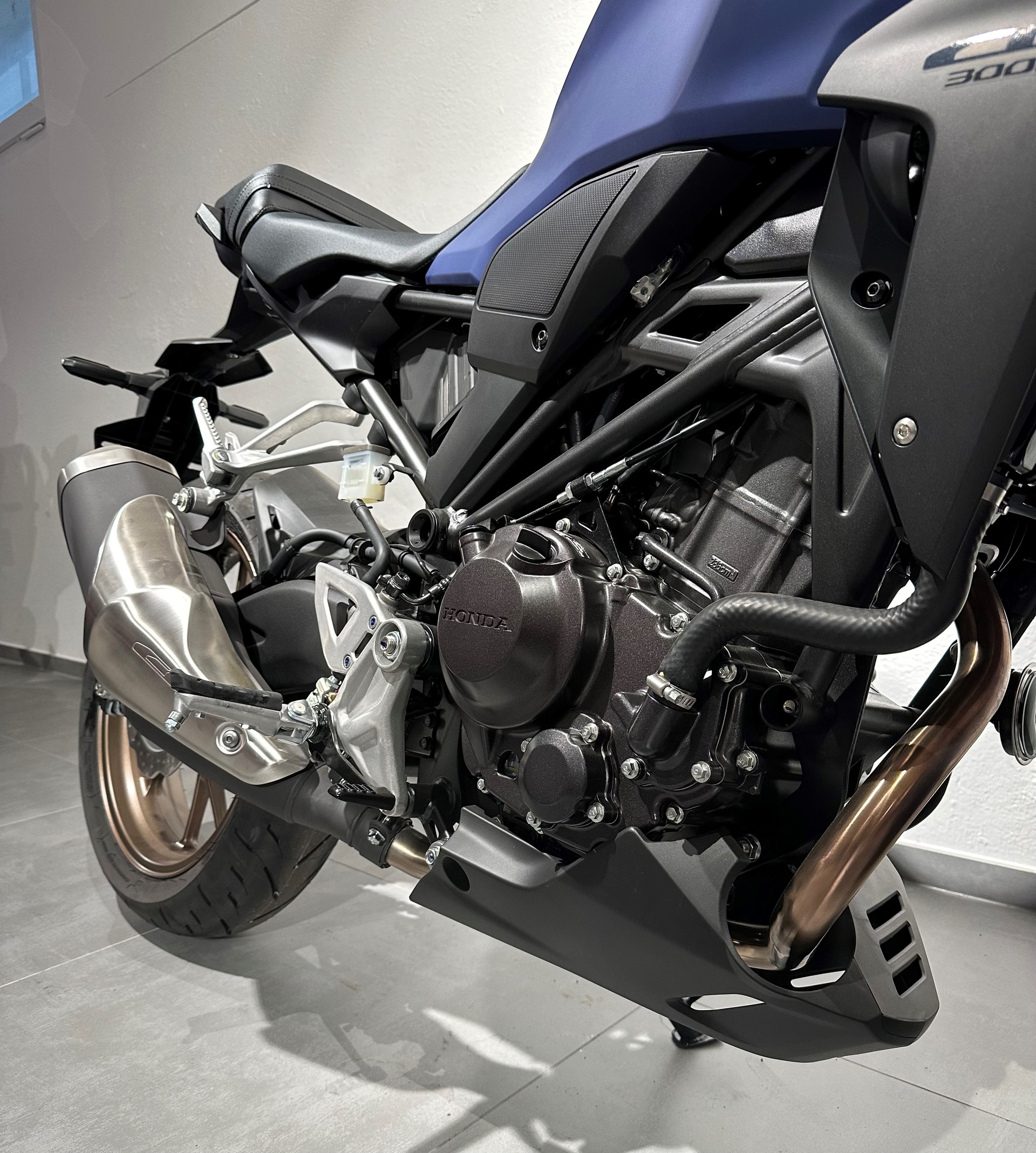 HONDA CB 300 R-showroom-element-2