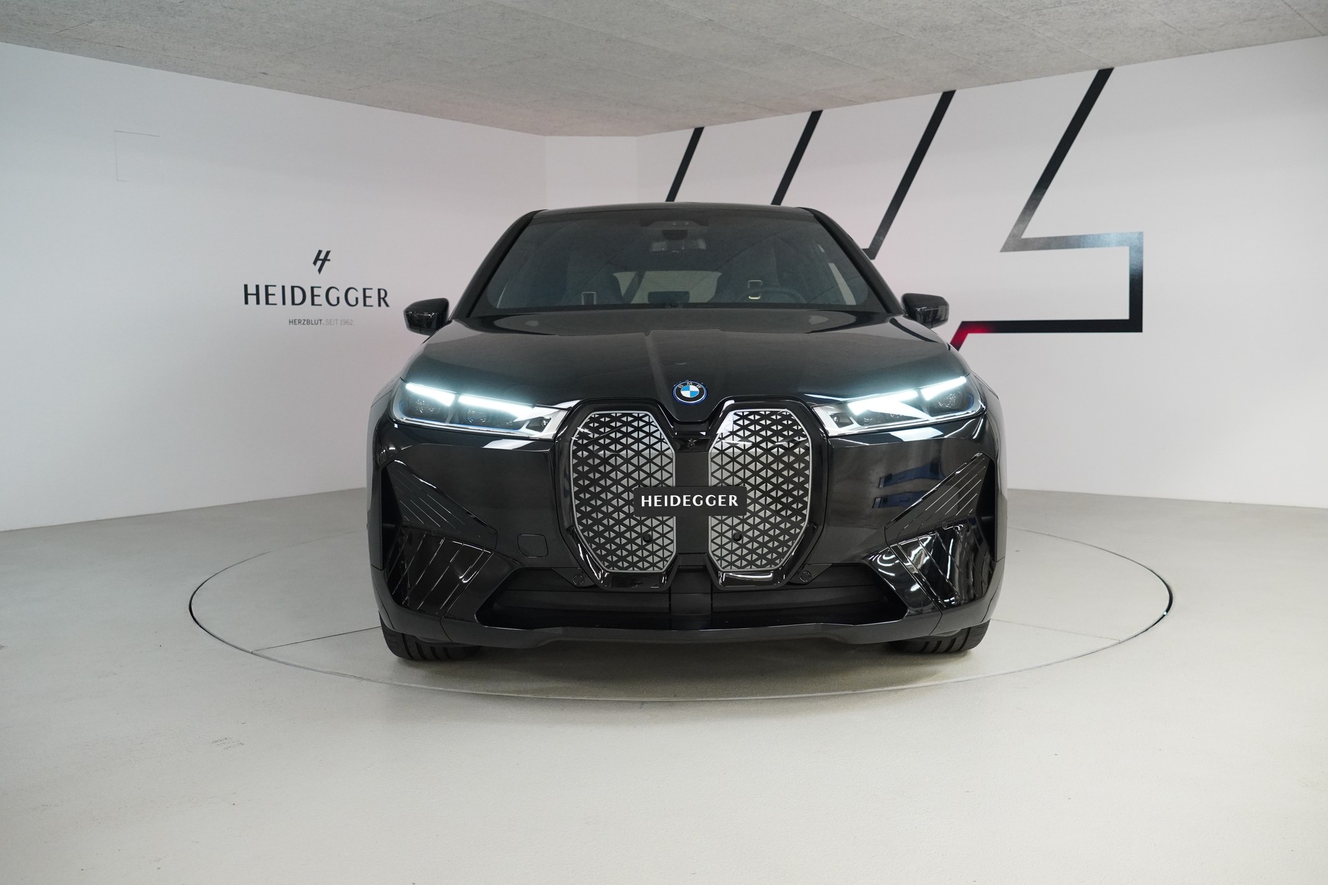 BMW iX xDrive50-showroom-element-2