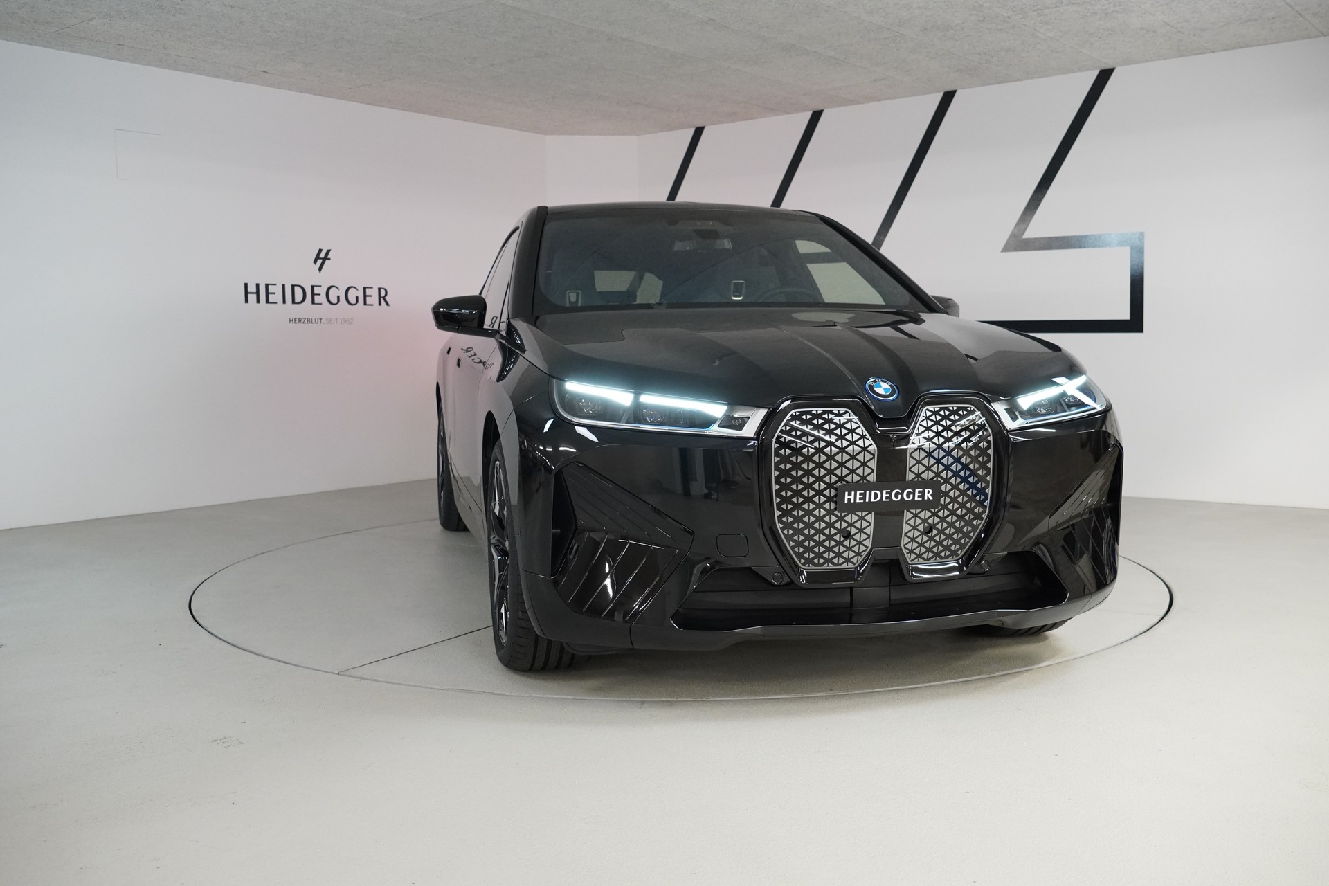 BMW iX xDrive50-showroom-element-3