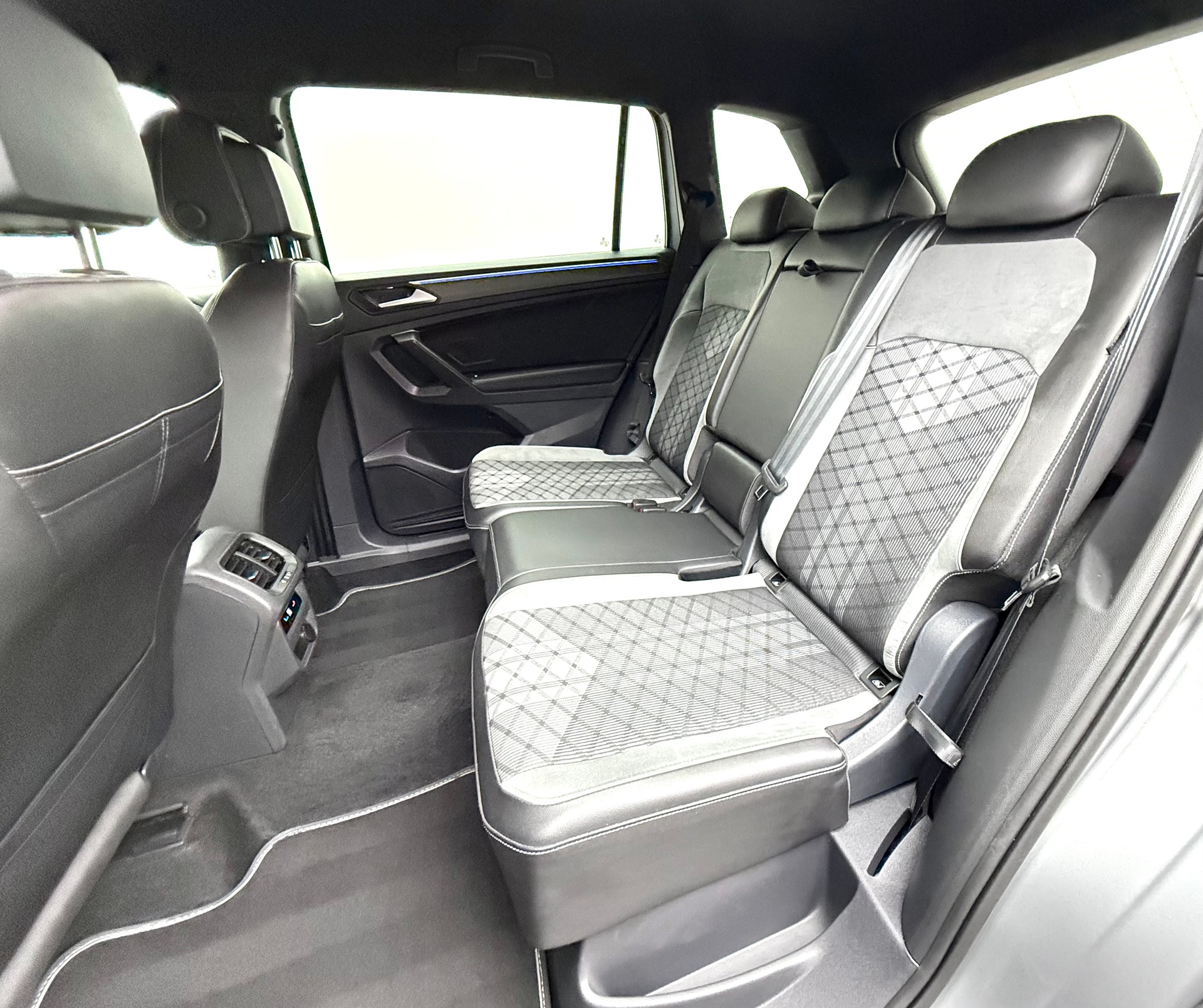 VW Tiguan Allspace 2.0 TDI SCR R-Line 4Motion DSG-image-15