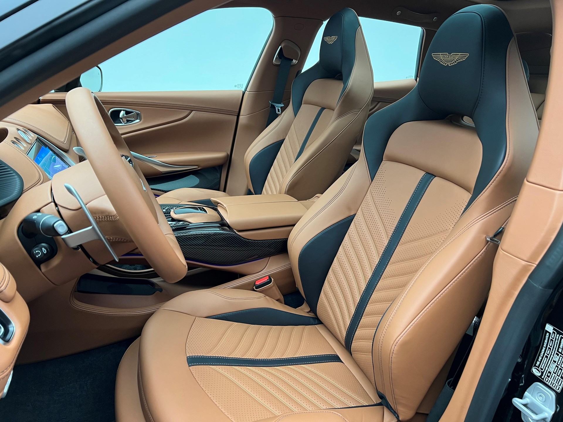 ASTON MARTIN DBX 707 4.0 V8 Bi-Turbo-image-11