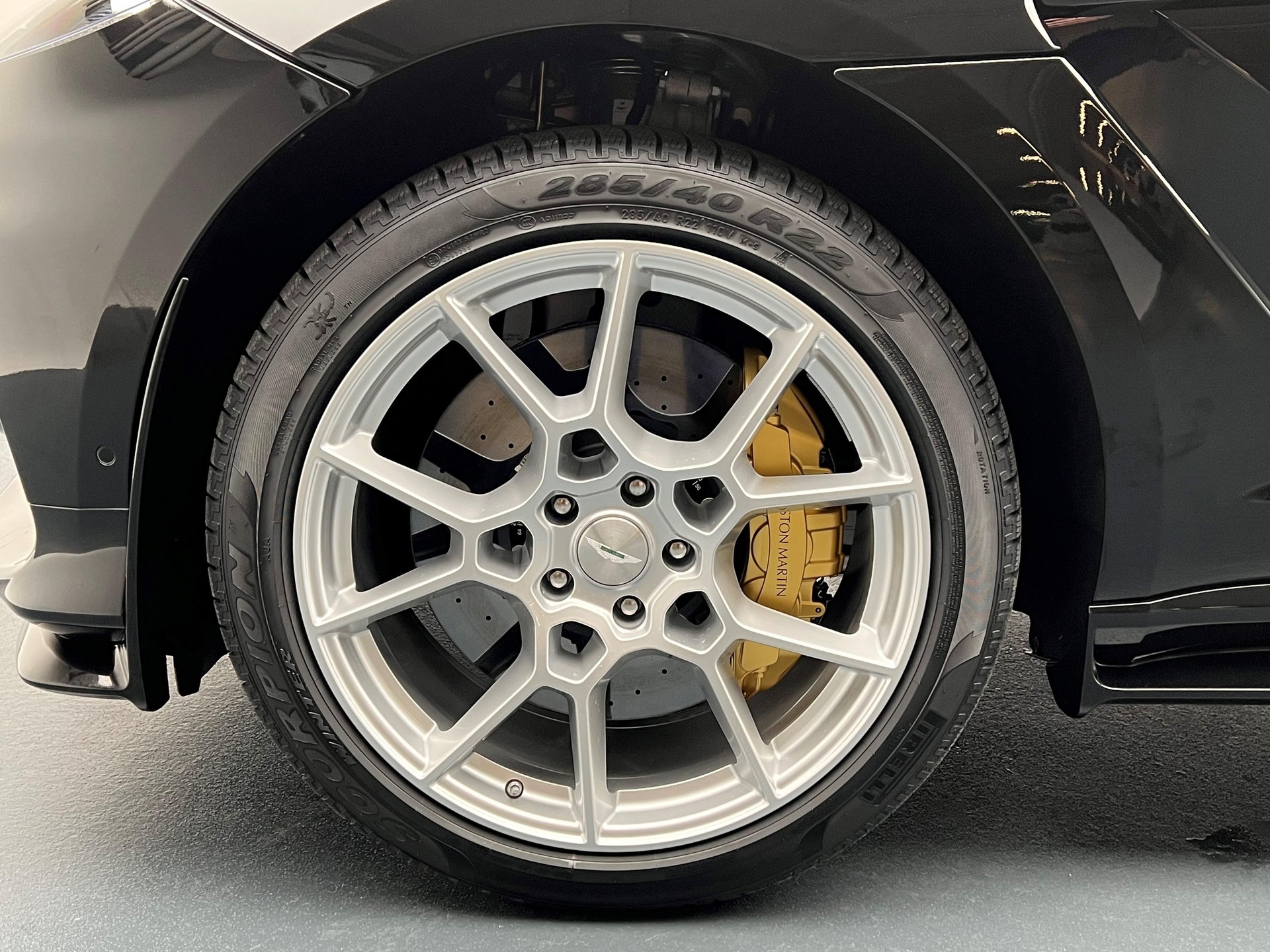 ASTON MARTIN DBX 707 4.0 V8 Bi-Turbo-showroom-element-3