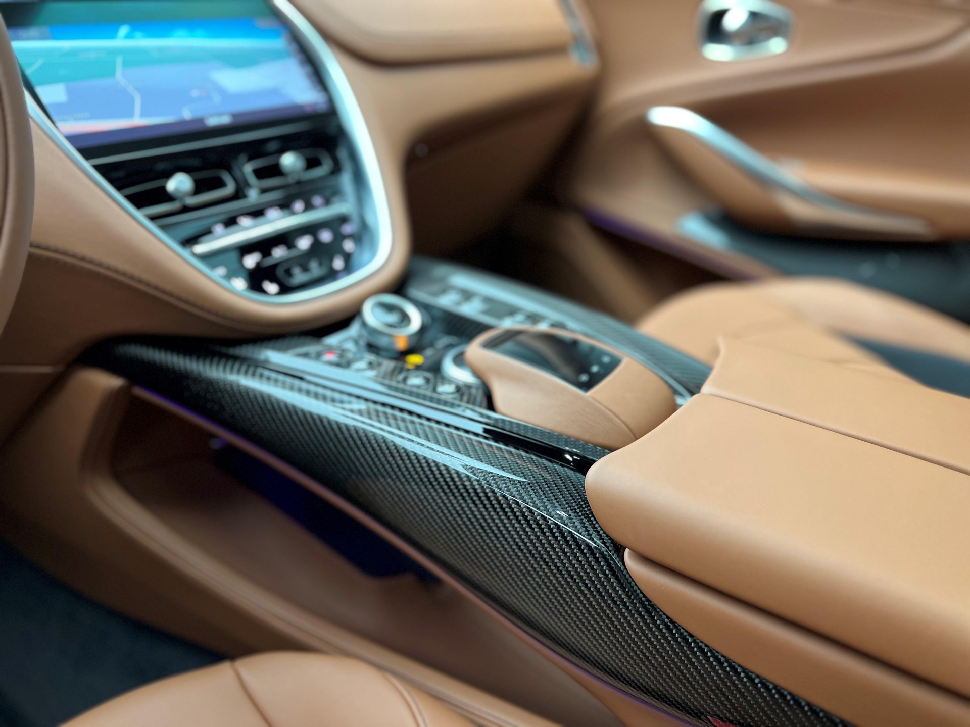 ASTON MARTIN DBX 707 4.0 V8 Bi-Turbo-image-12