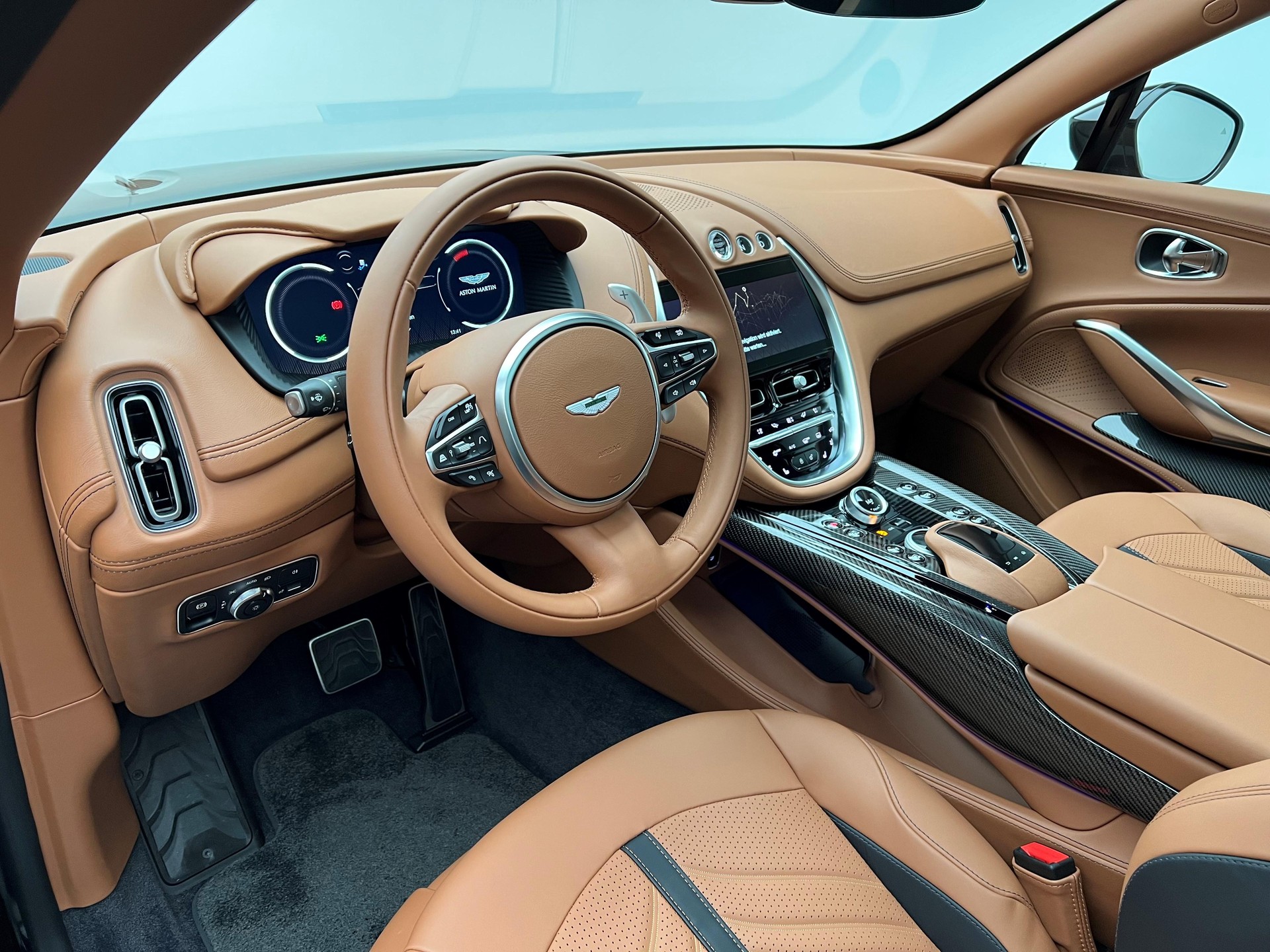 ASTON MARTIN DBX 707 4.0 V8 Bi-Turbo-showroom-element-2