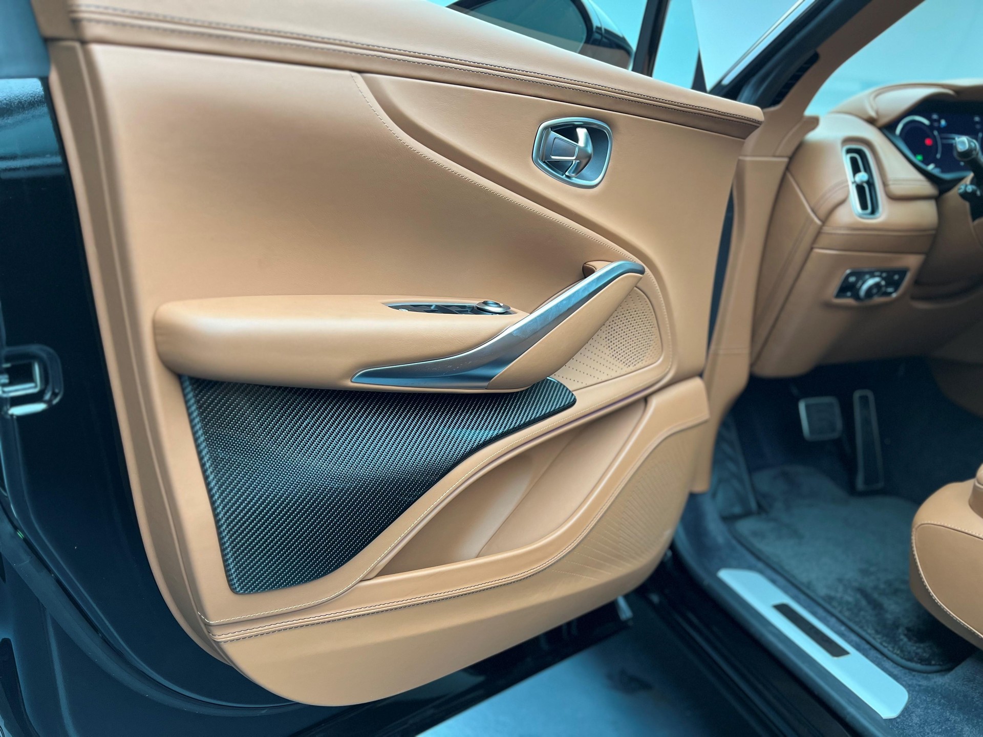 ASTON MARTIN DBX 707 4.0 V8 Bi-Turbo-image-14